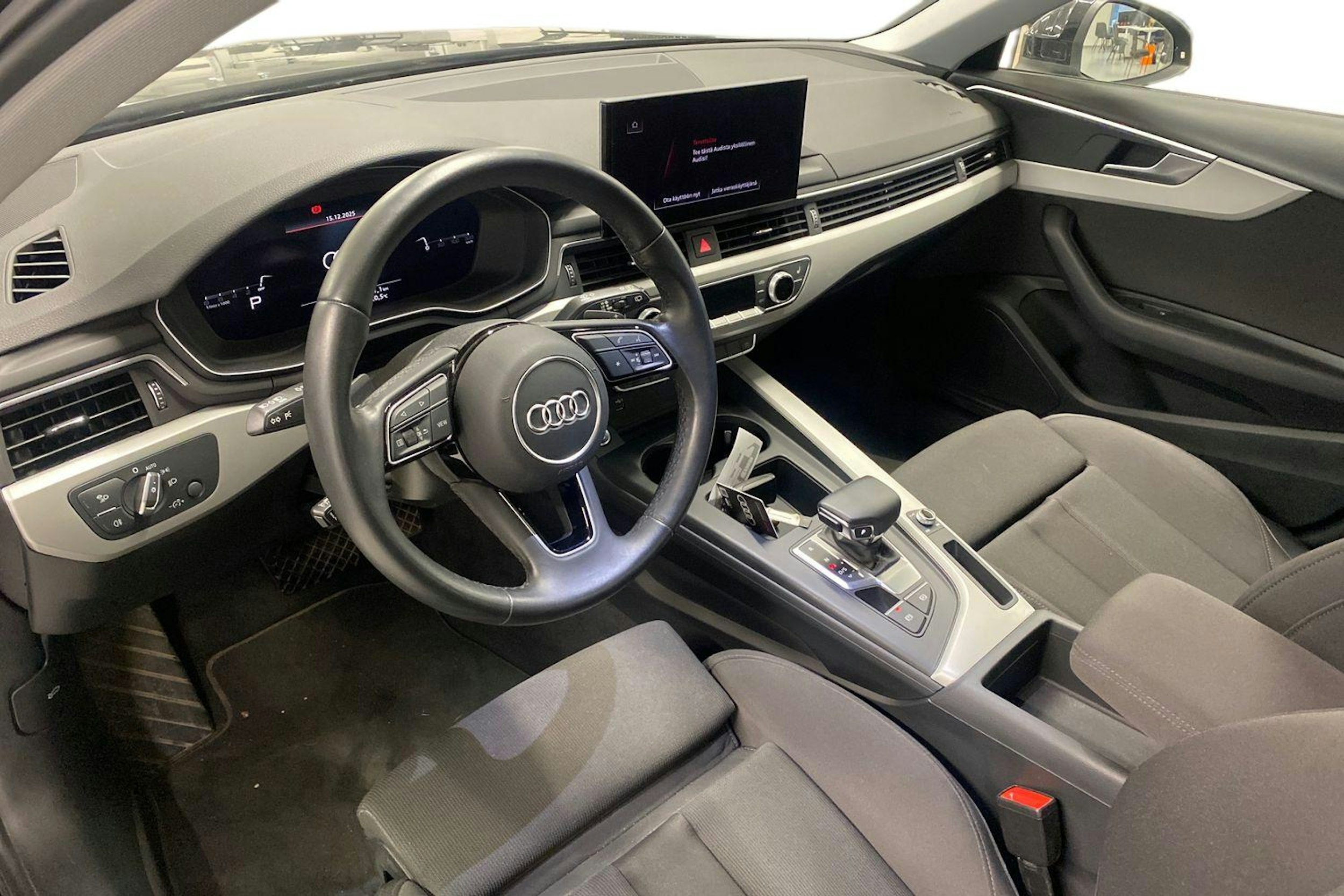 Musta Audi A4 2023 kuva 3.