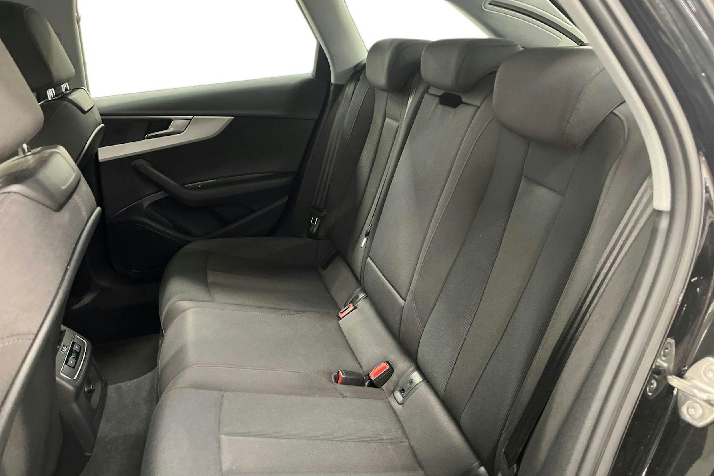 Musta Audi A4 2023 kuva 8.