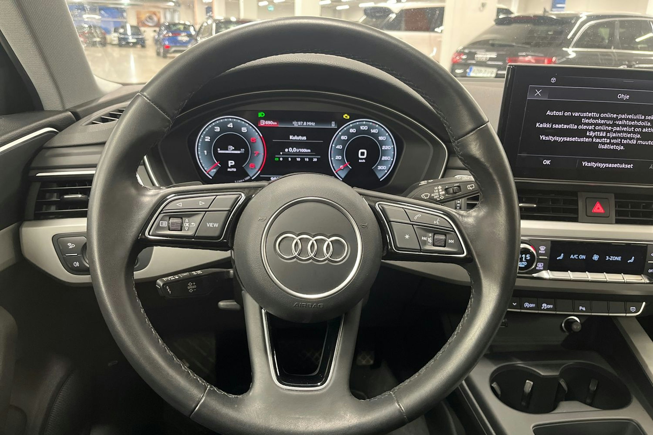 Musta Audi A4 2023 kuva 13.