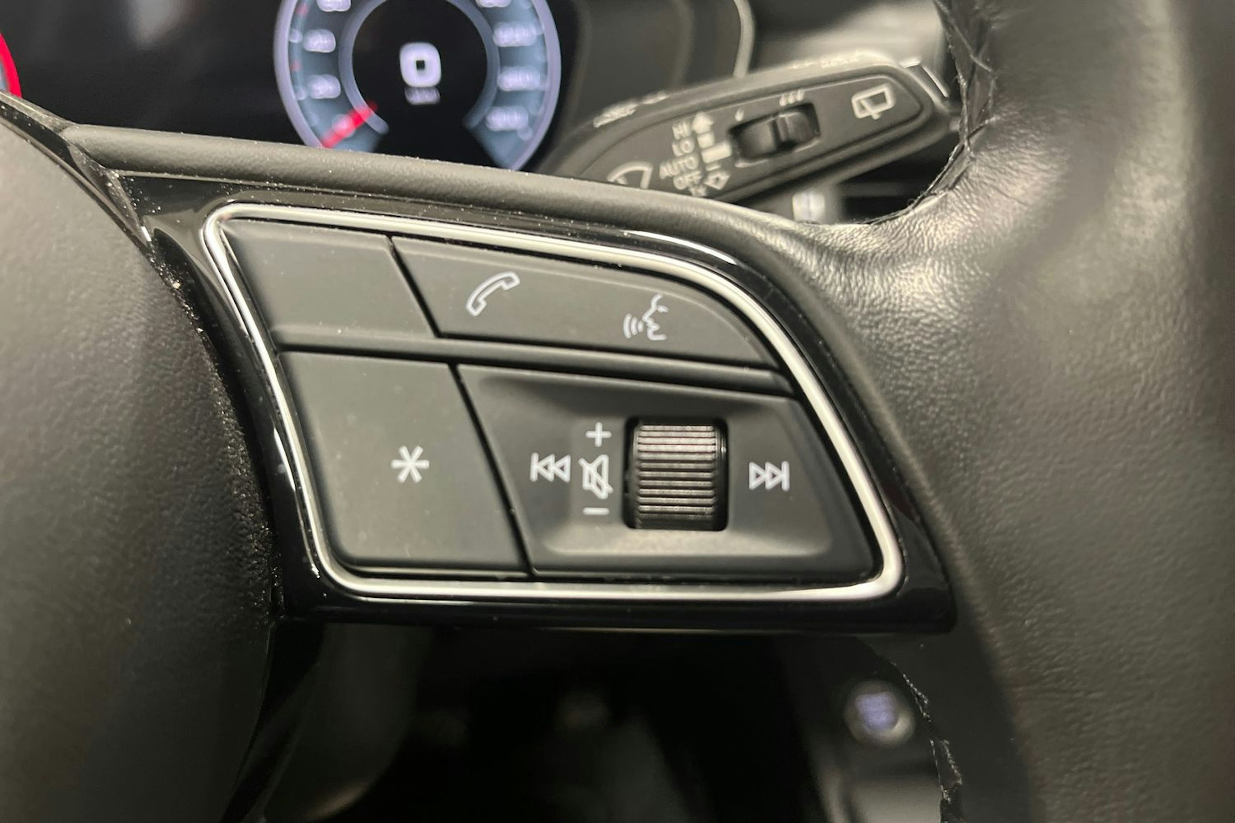 Musta Audi A4 2023 kuva 14.