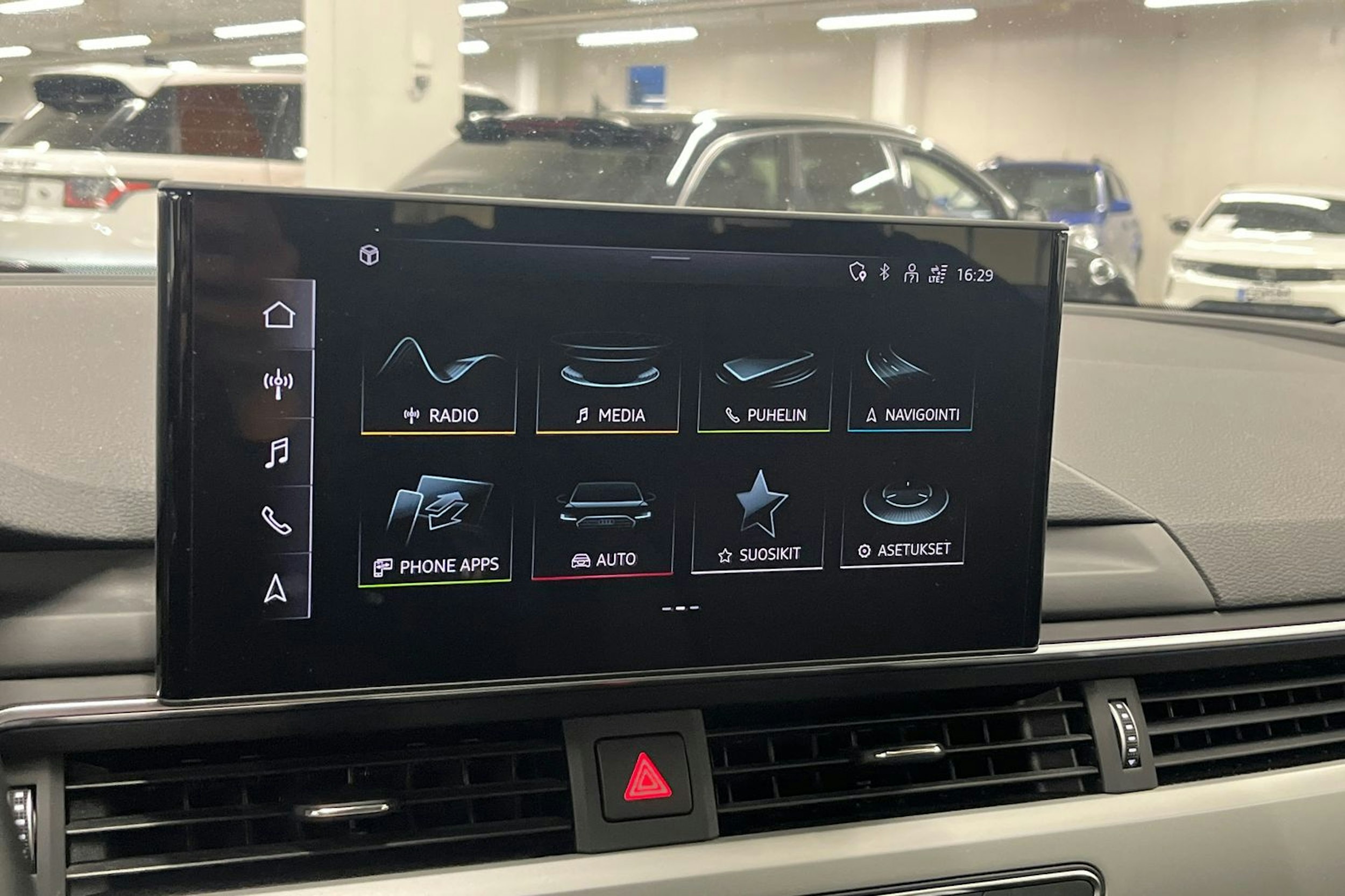 Musta Audi A4 2023 kuva 18.