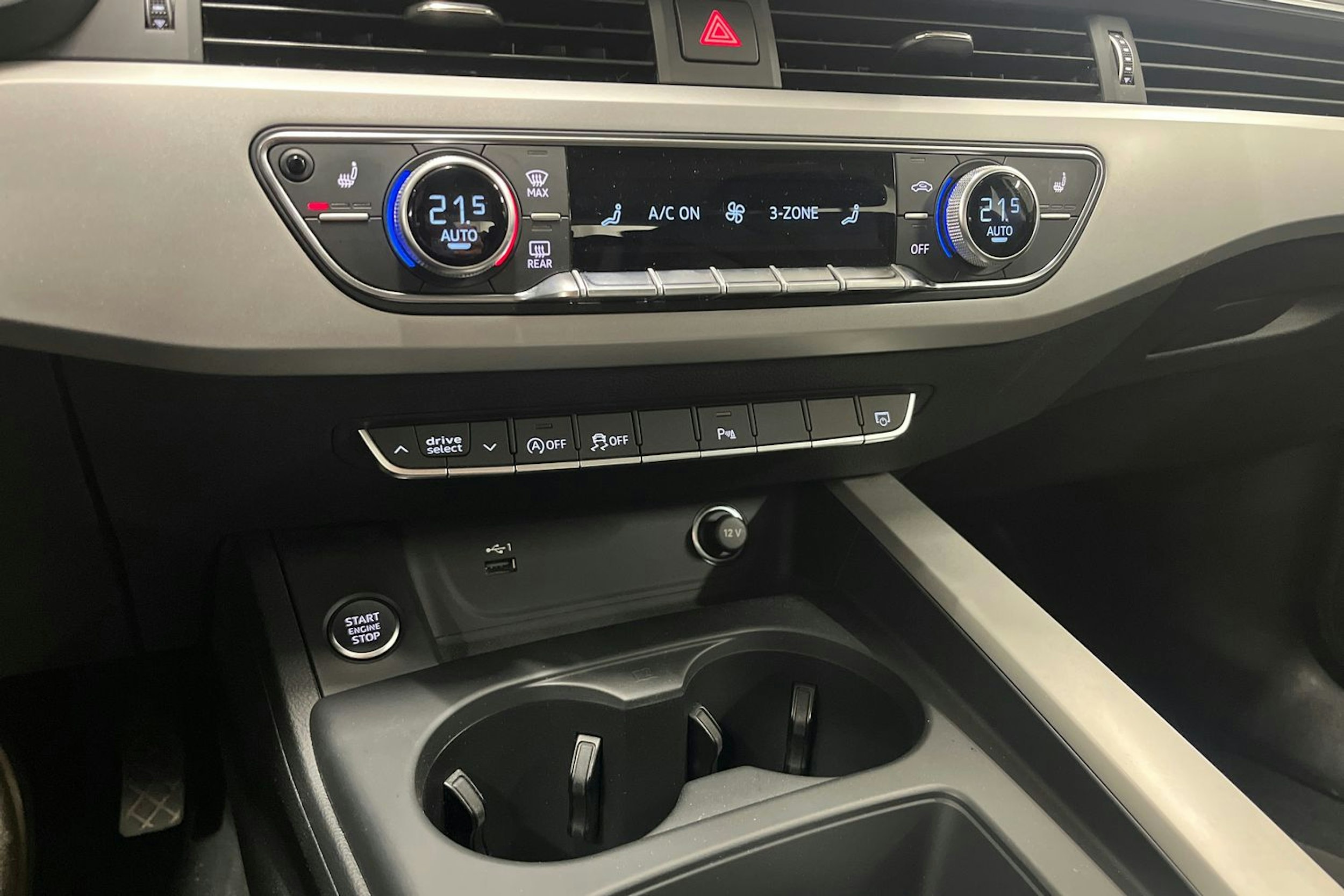 Musta Audi A4 2023 kuva 22.