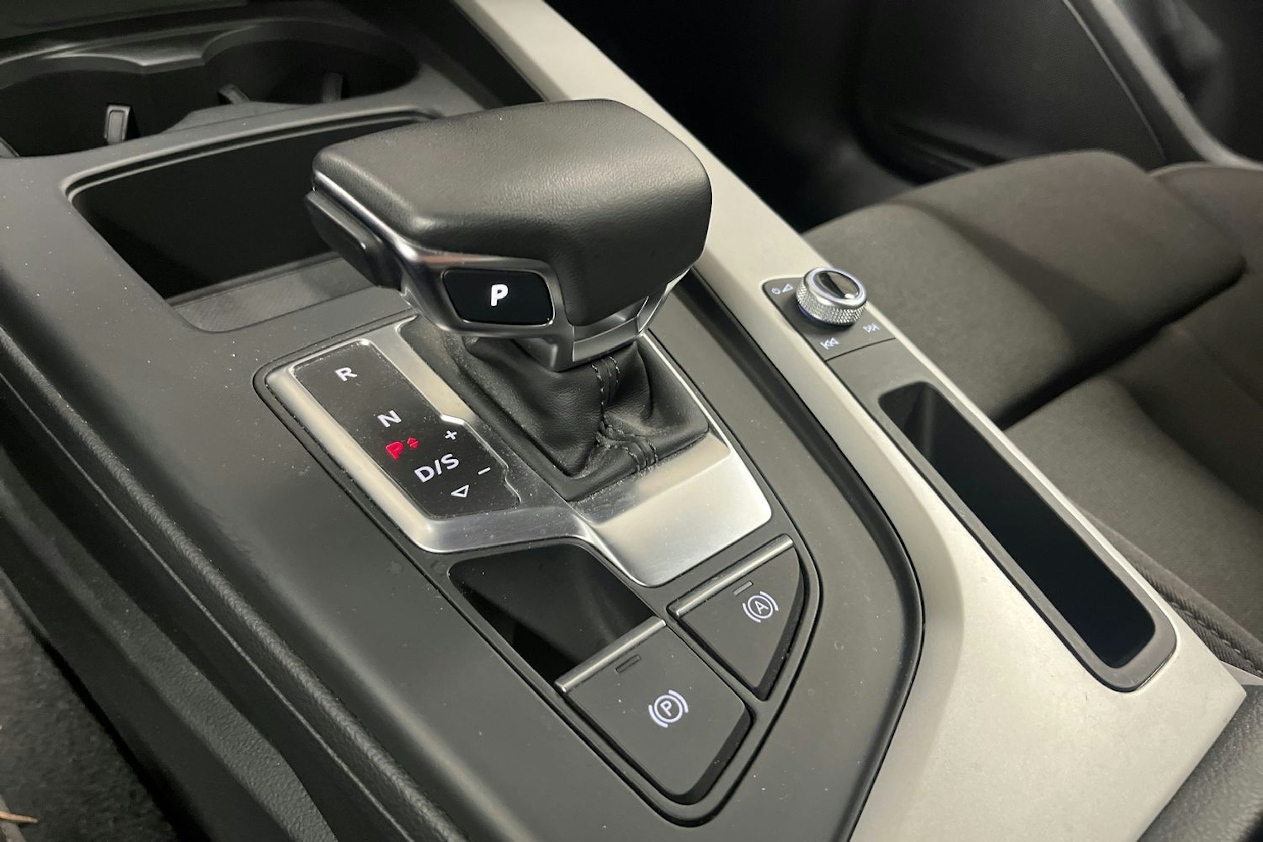 Musta Audi A4 2023 kuva 23.