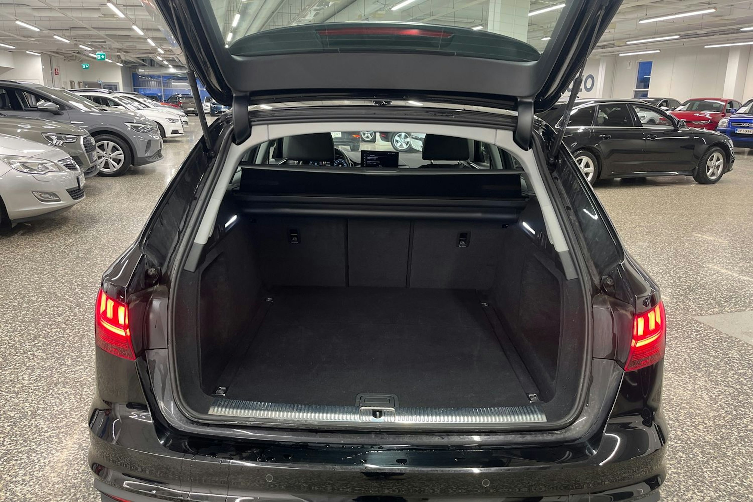 Musta Audi A4 2023 kuva 25.