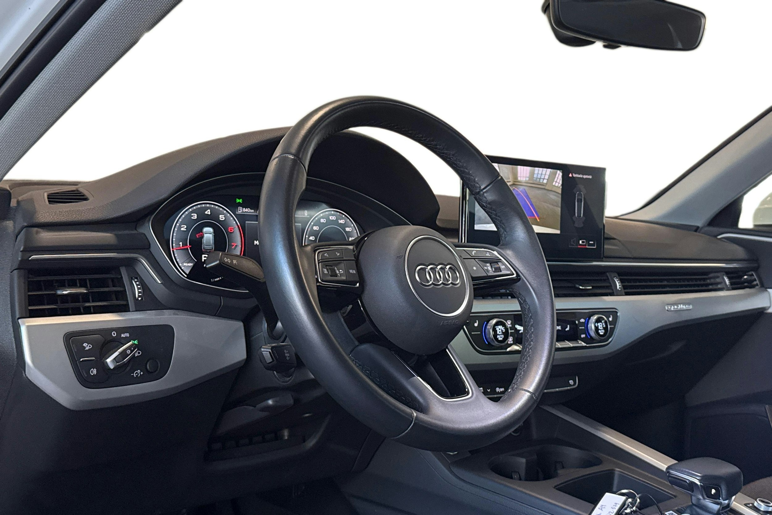 valkoinen Audi A4 2023 kuva 3.
