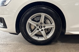 valkoinen Audi A4 2023 kuva 14.