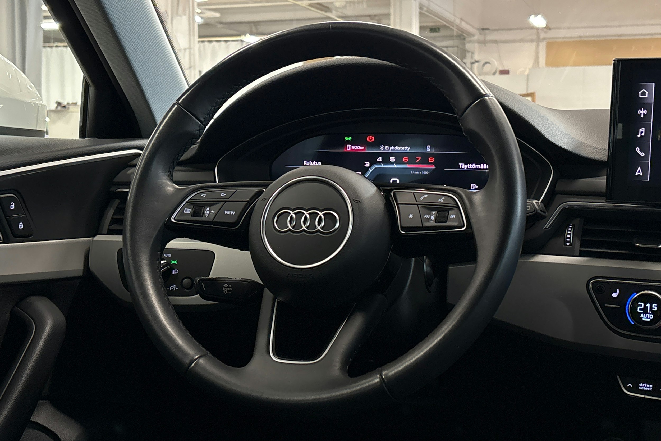 valkoinen Audi A4 2023 kuva 17.