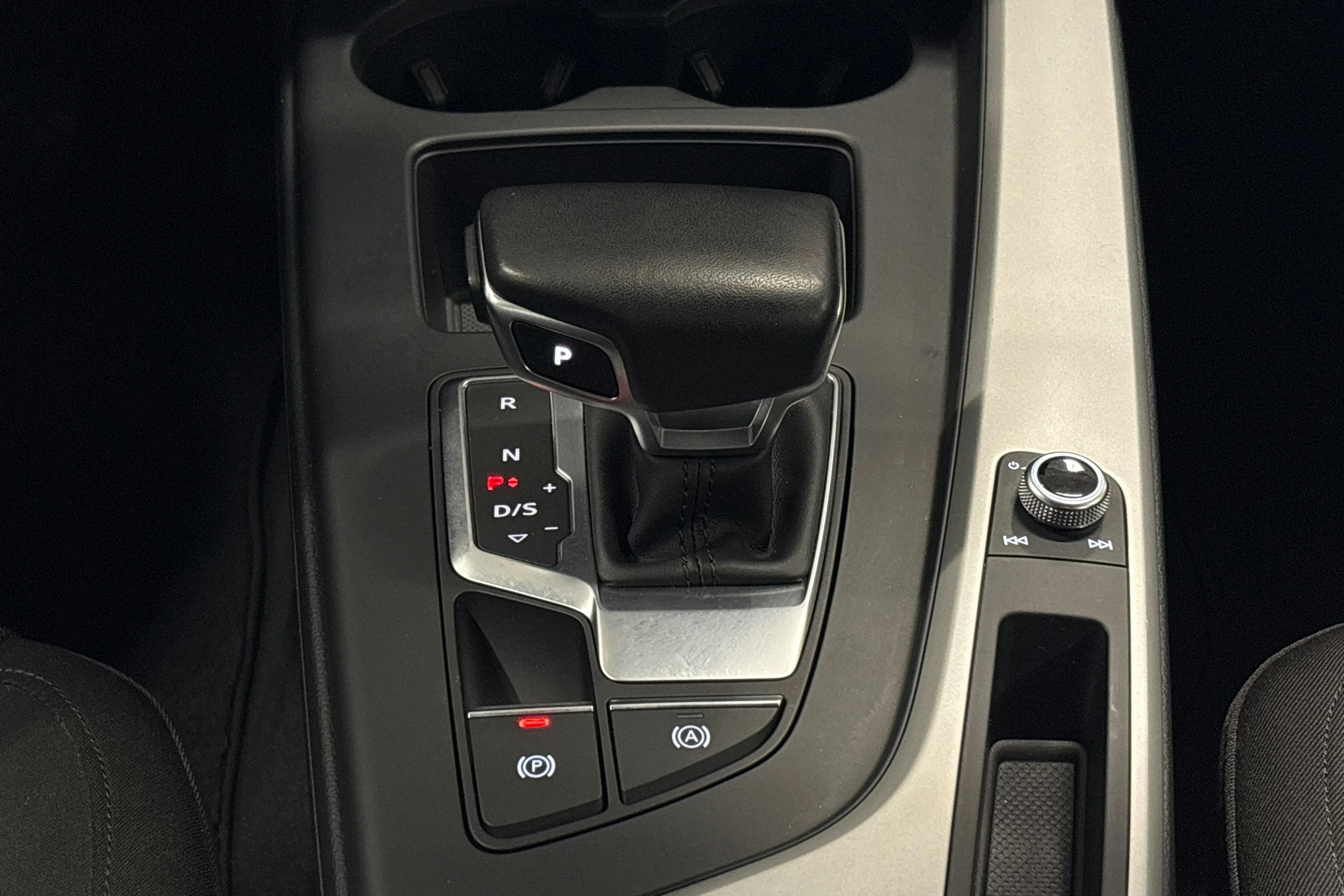 valkoinen Audi A4 2023 kuva 18.