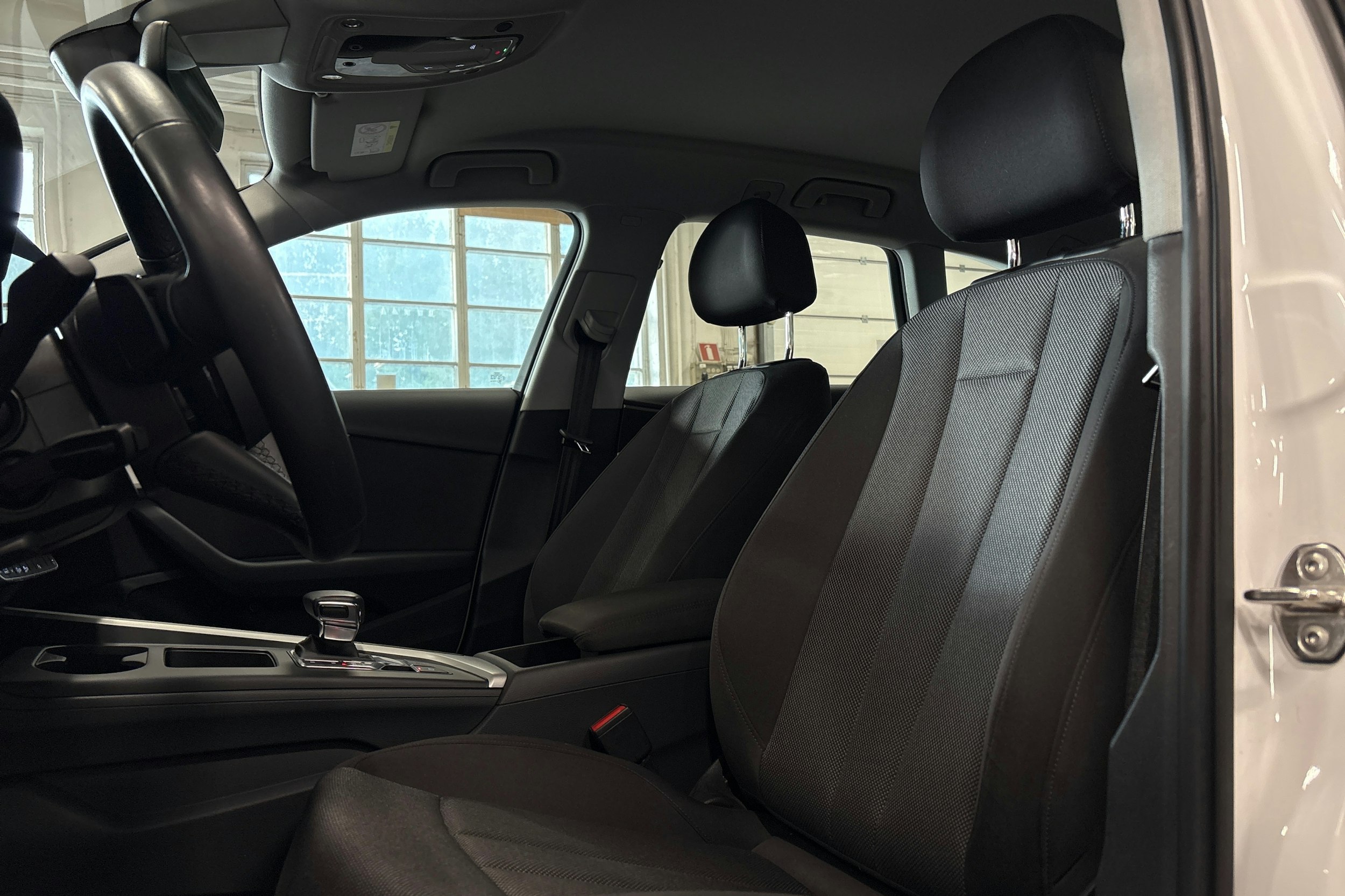 valkoinen Audi A4 2023 kuva 19.