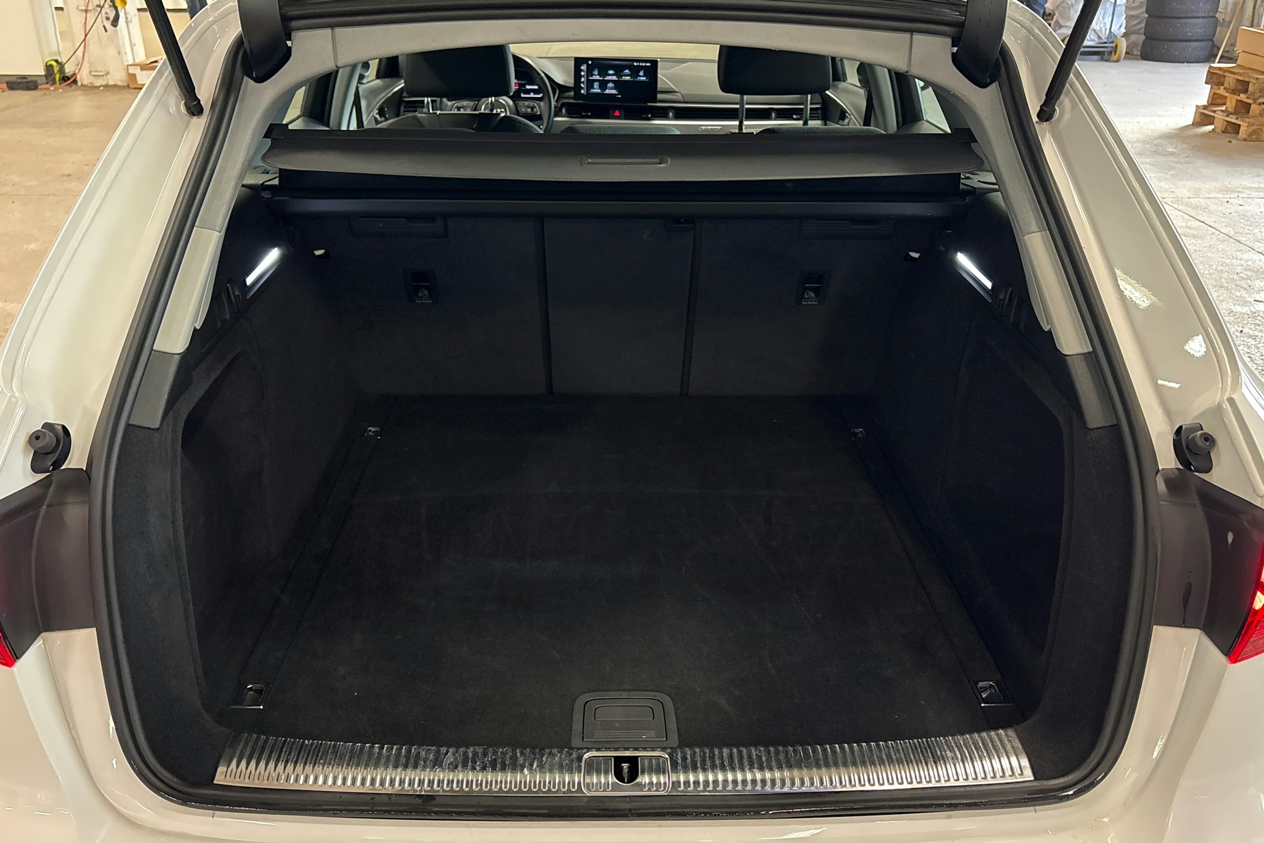 valkoinen Audi A4 2023 kuva 20.