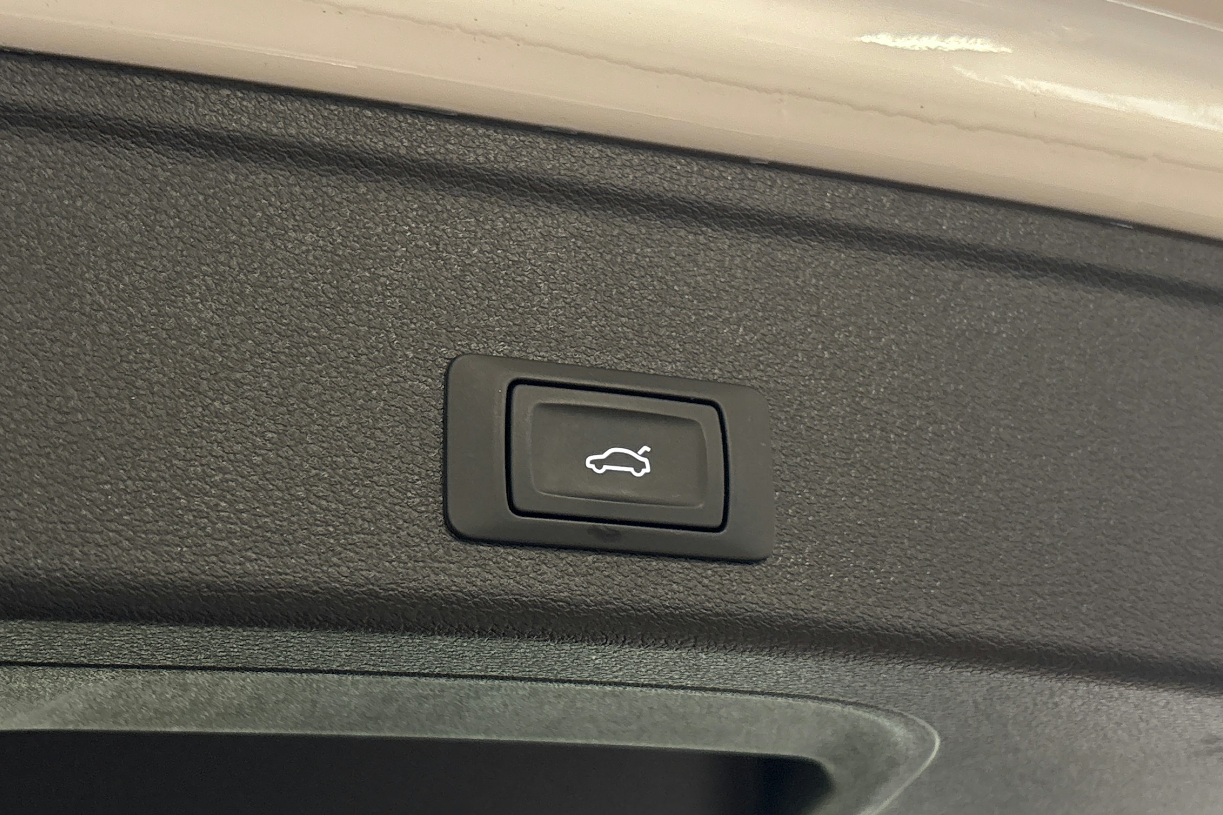 valkoinen Audi A4 2023 kuva 21.