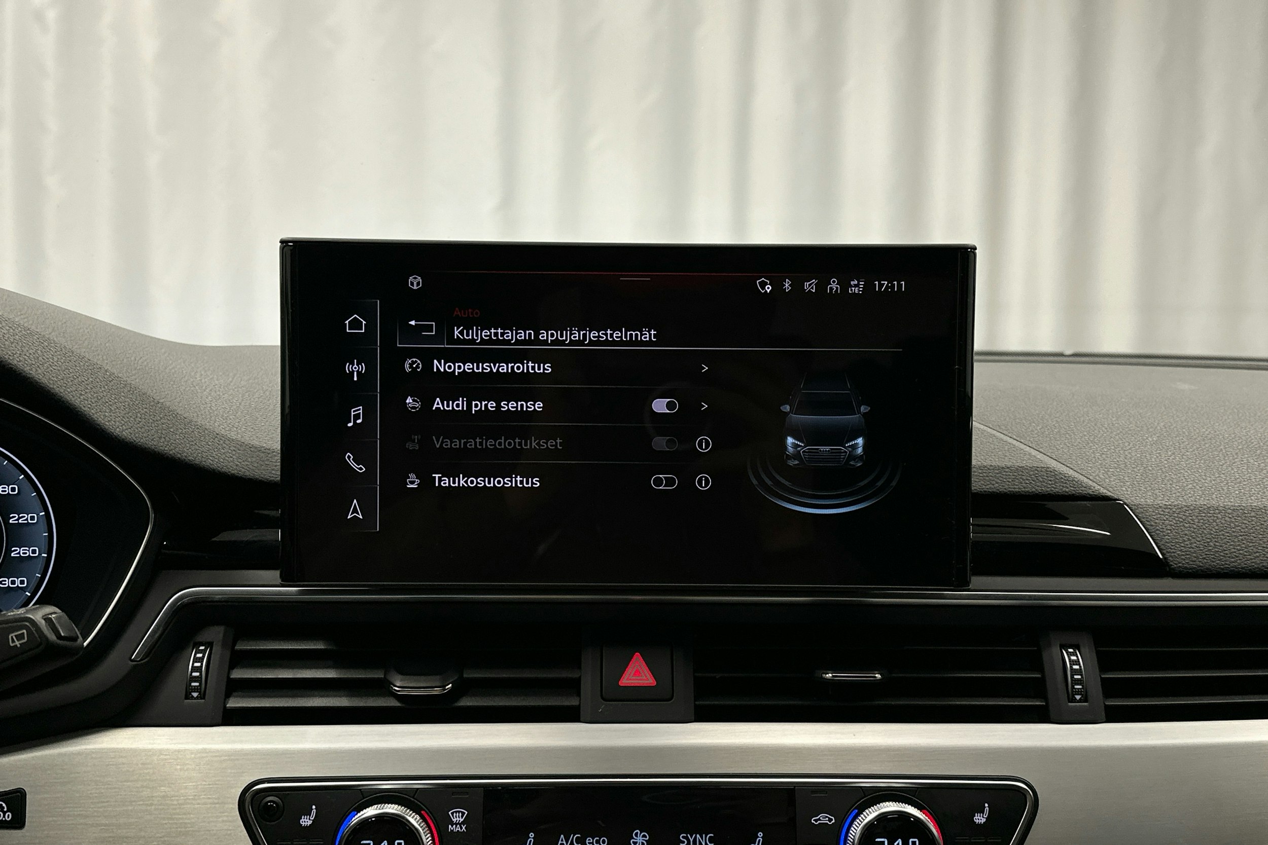 musta Audi A4 2023 kuva 13.
