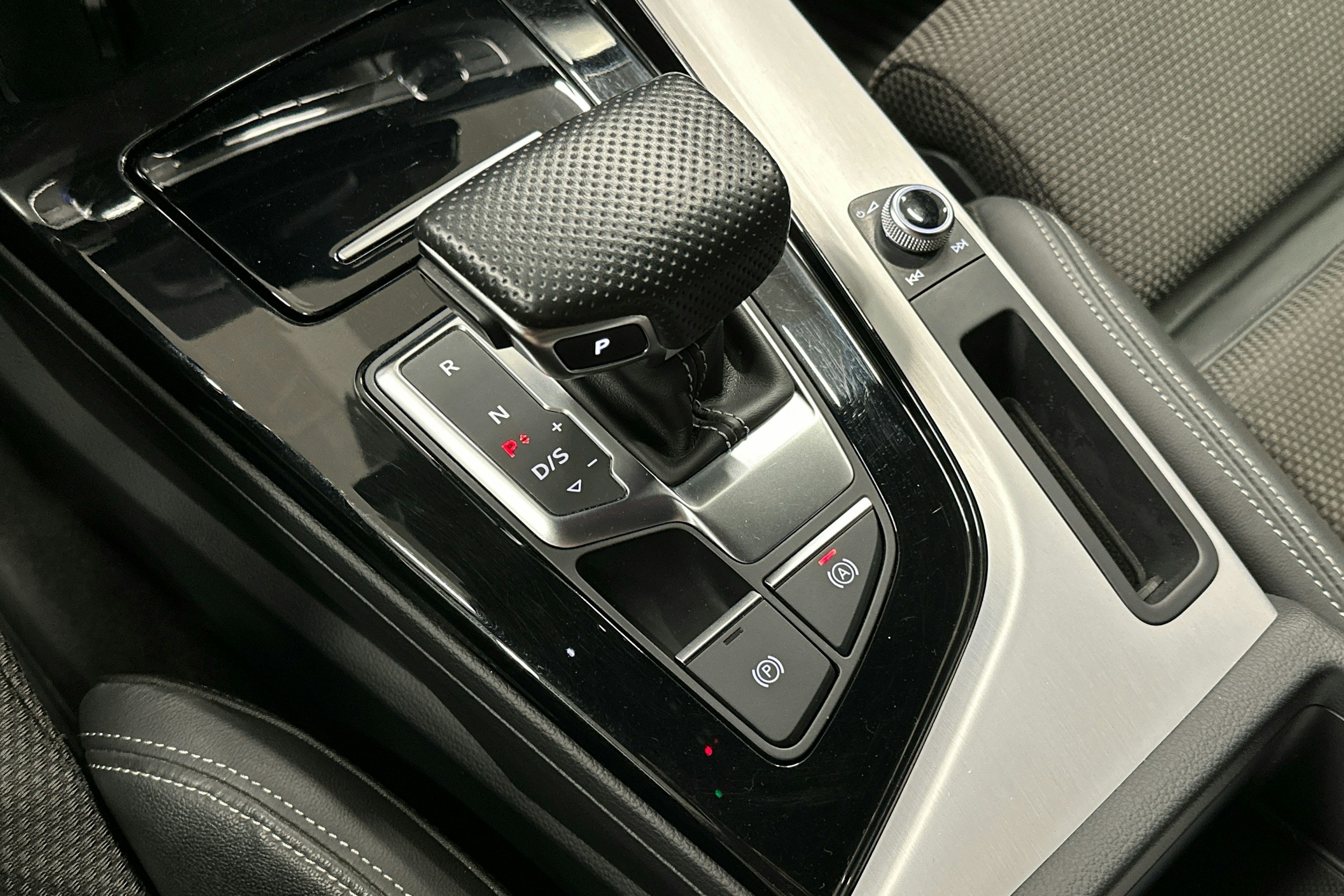 musta Audi A4 2023 kuva 17.