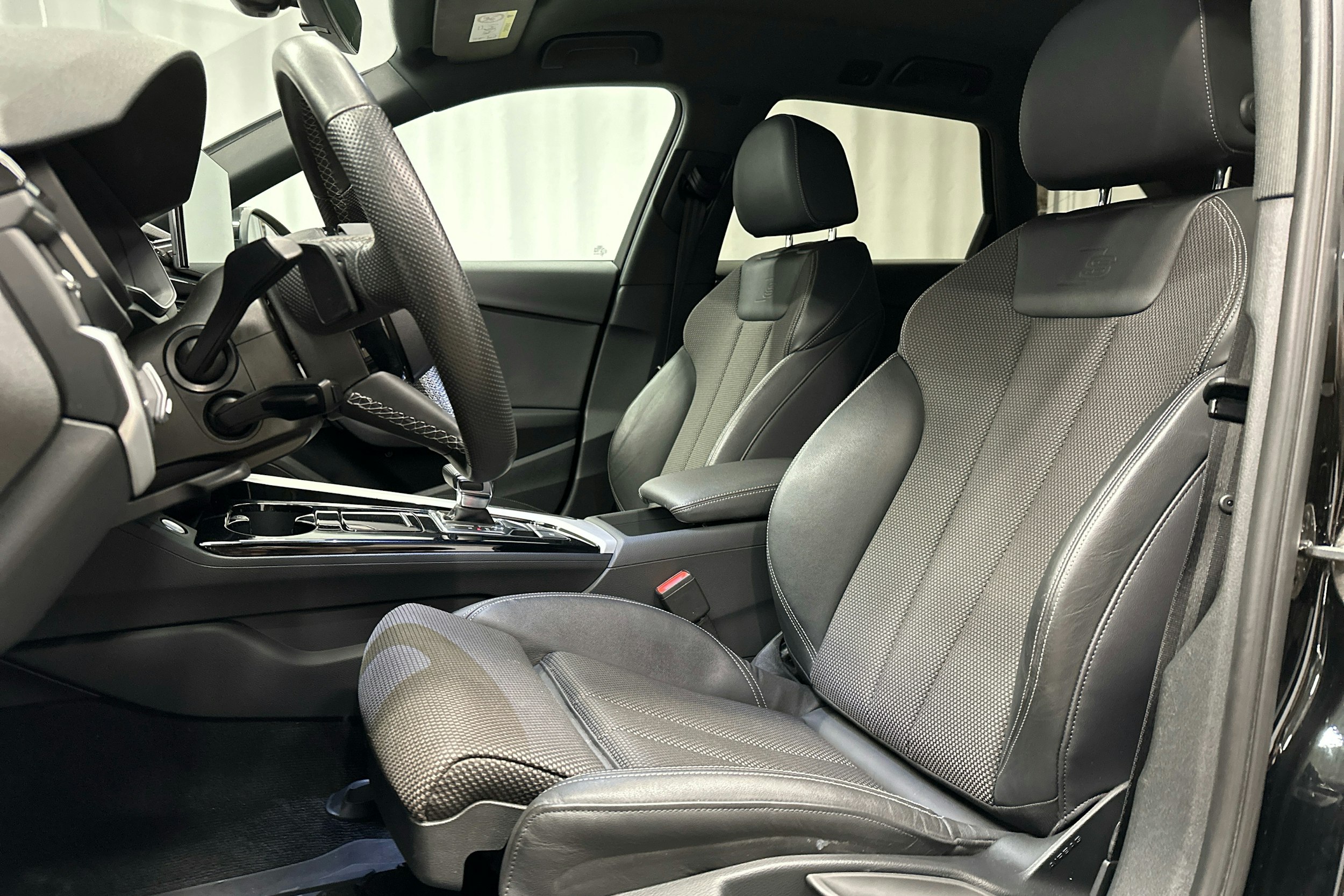 musta Audi A4 2023 kuva 18.