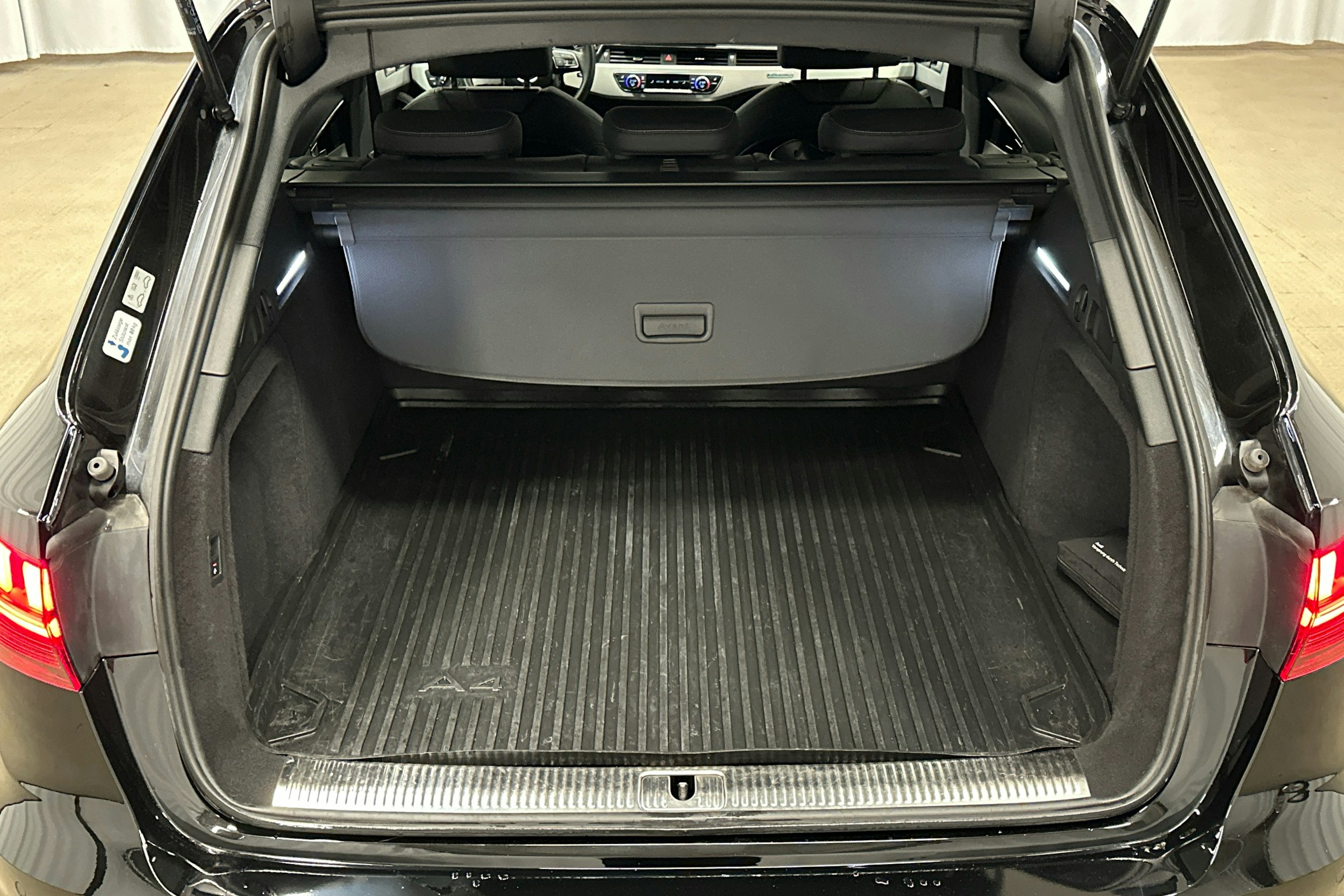 musta Audi A4 2023 kuva 20.