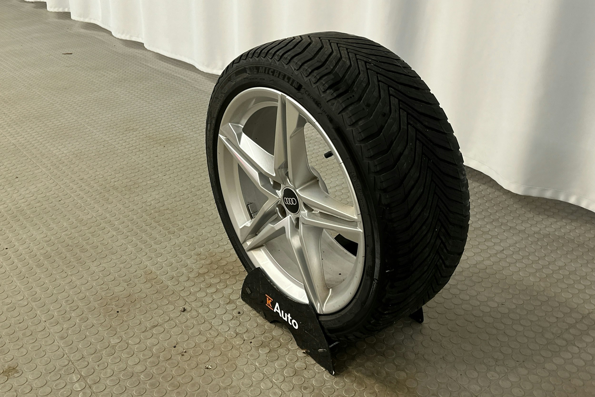 musta Audi A4 2023 kuva 24.