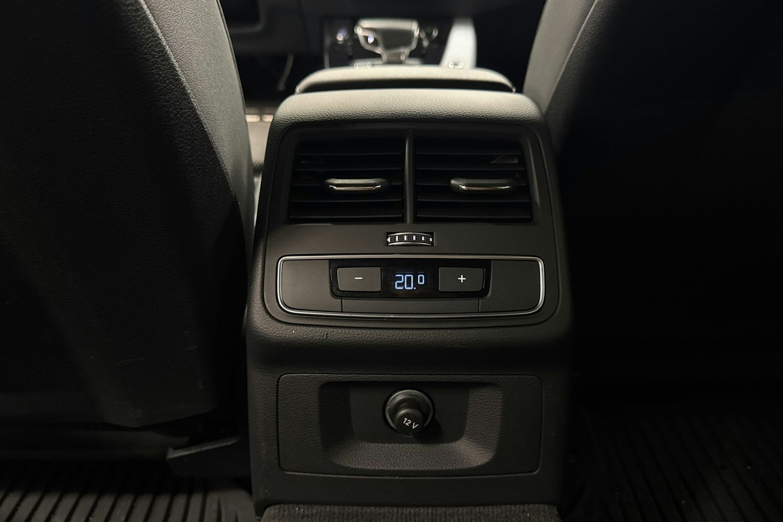 Musta Audi A4 2023 kuva 36.