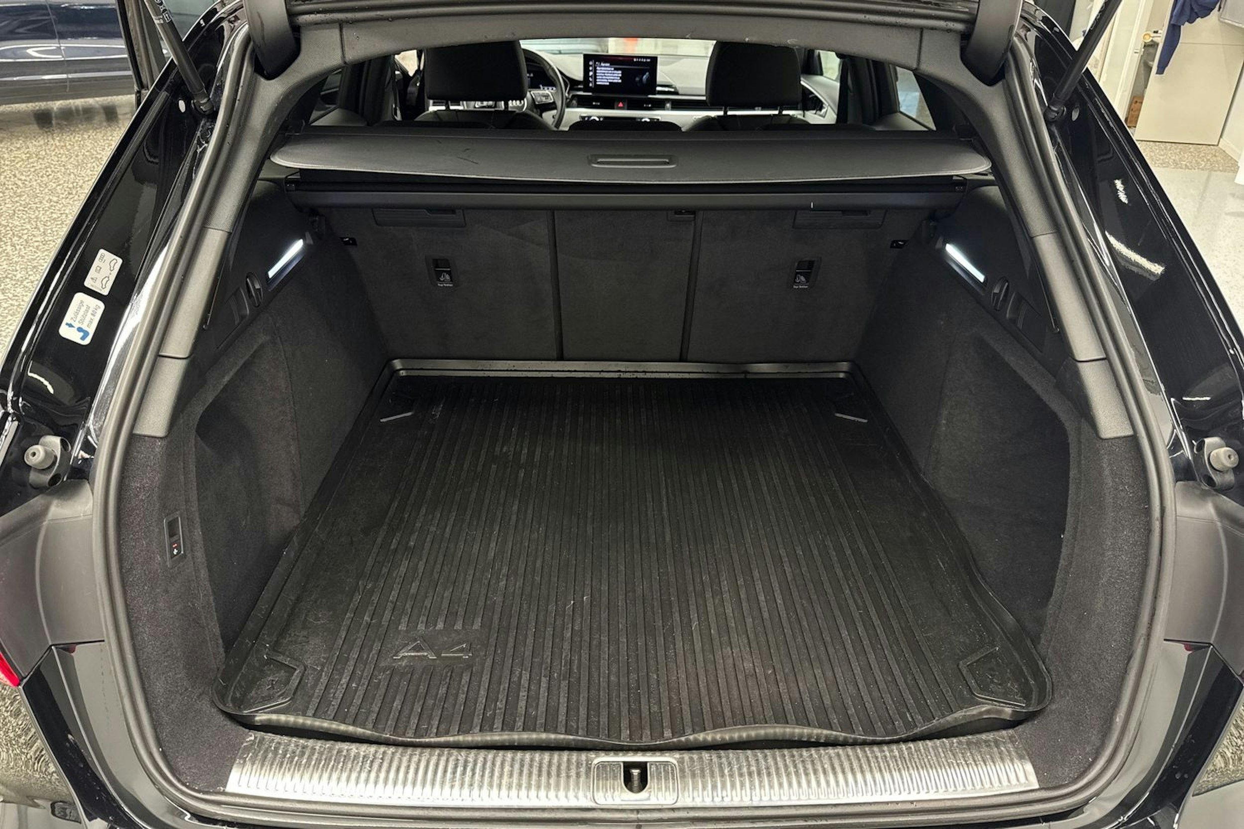 Musta Audi A4 2023 kuva 37.