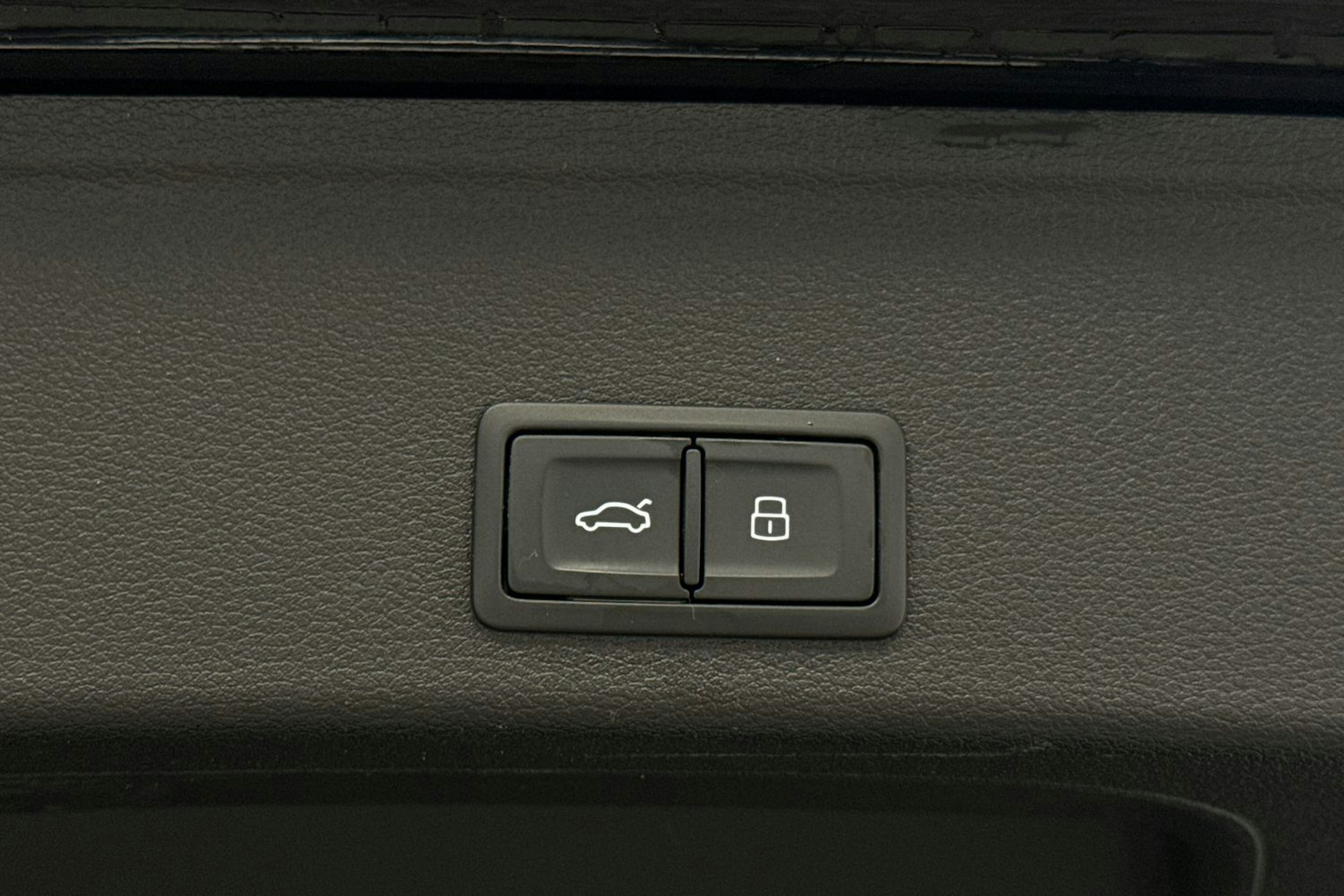 Musta Audi A4 2023 kuva 38.