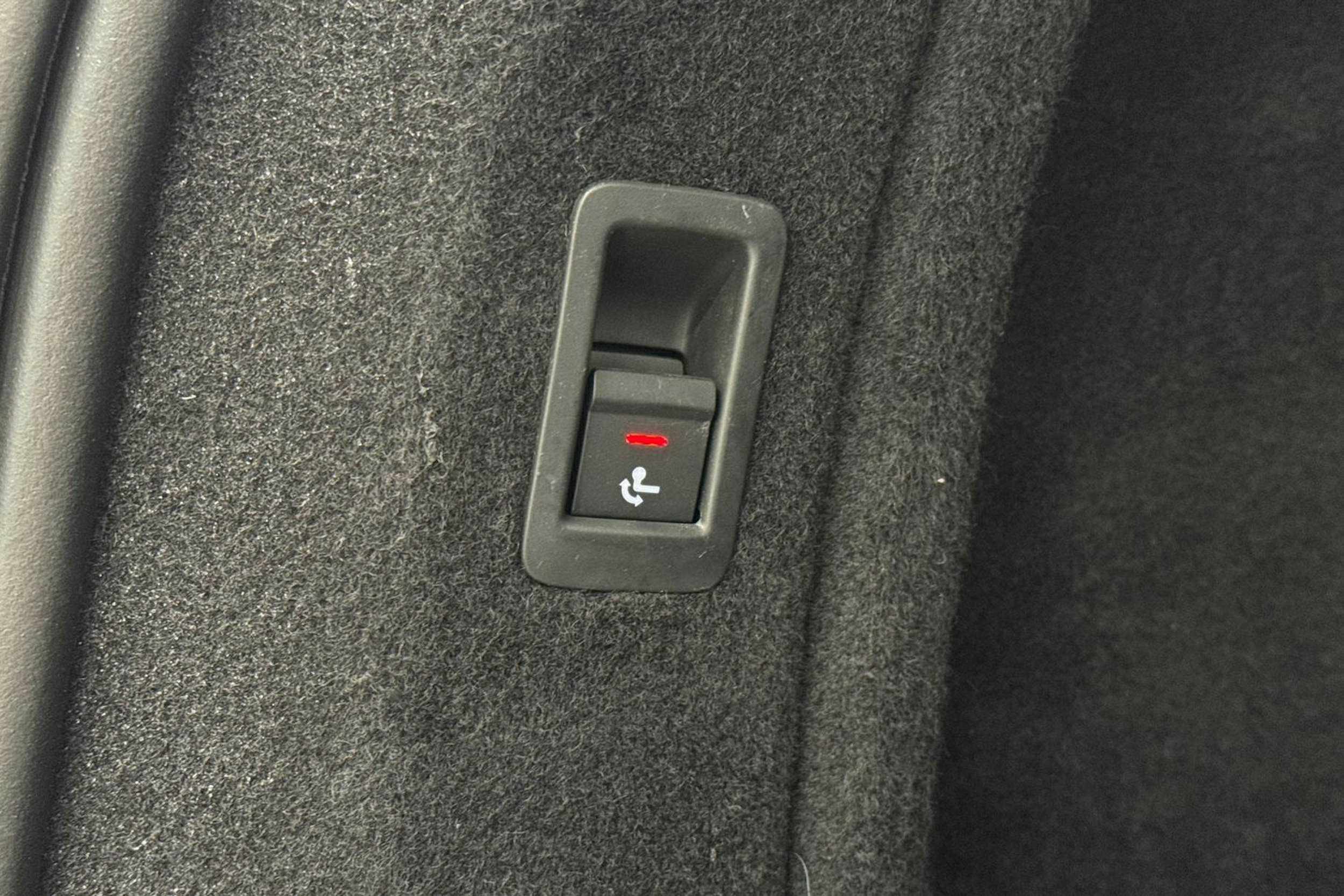 Musta Audi A4 2023 kuva 39.