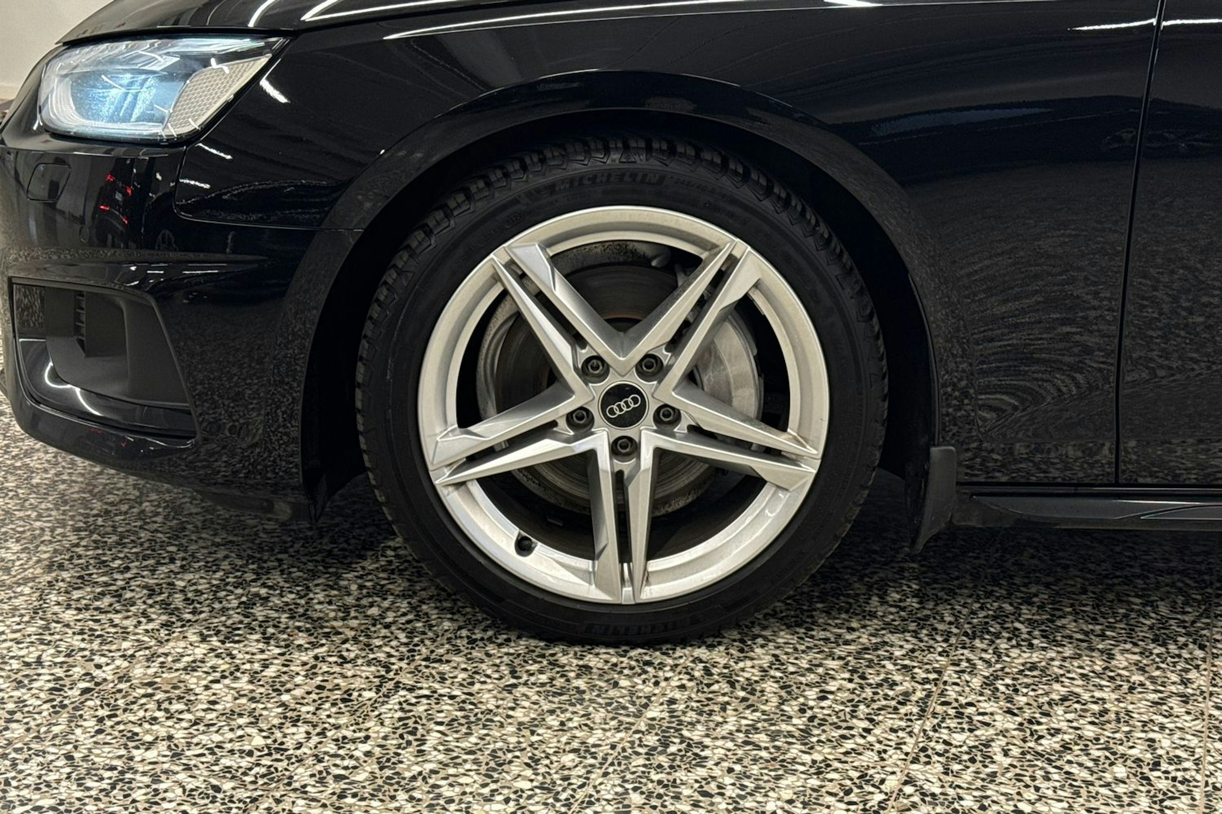 Musta Audi A4 2023 kuva 41.