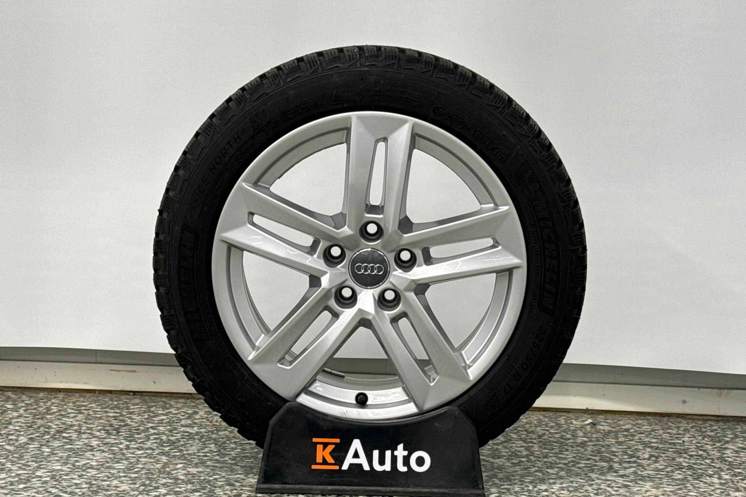 Musta Audi A4 2023 kuva 43.