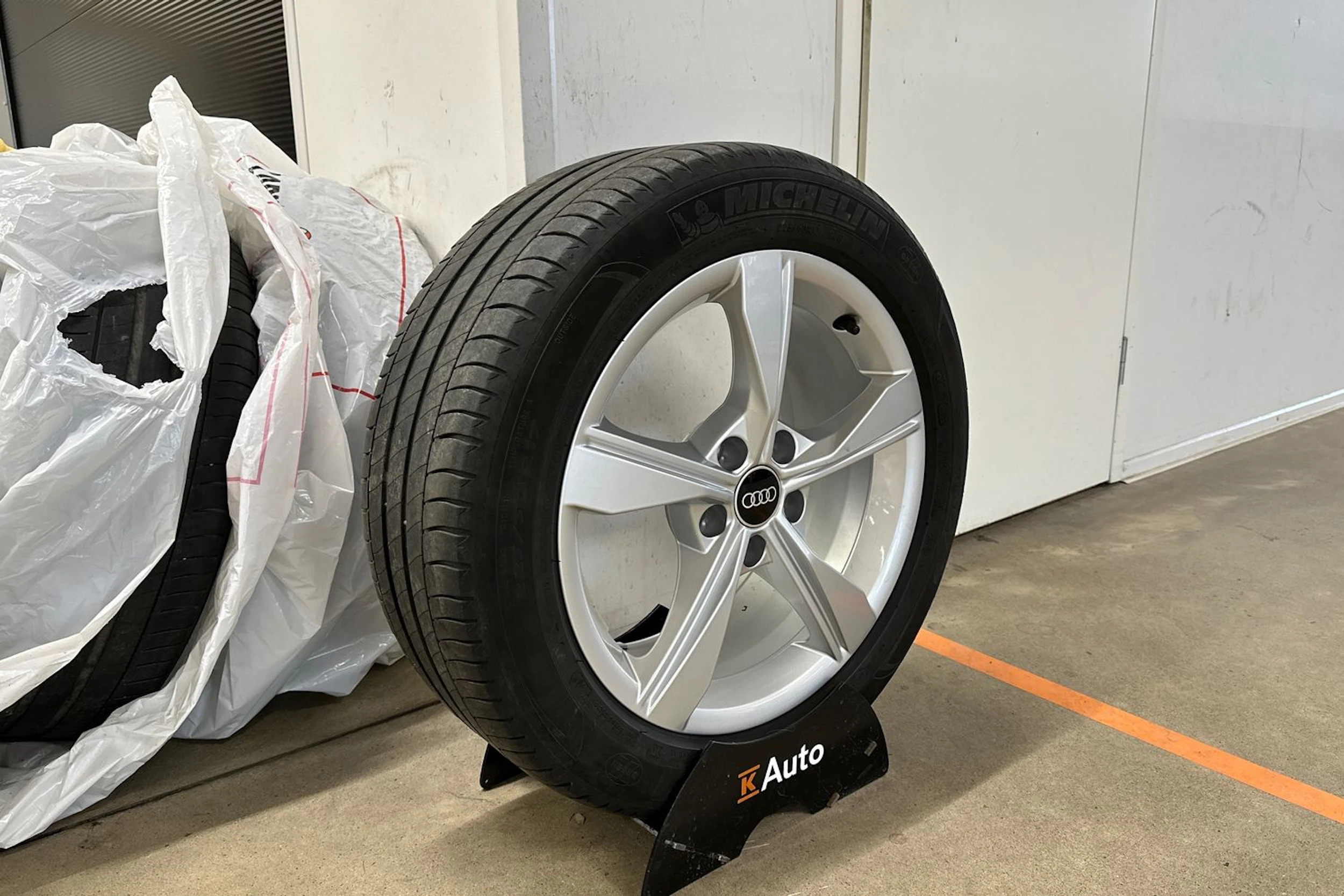 musta Audi A4 2023 kuva 10.