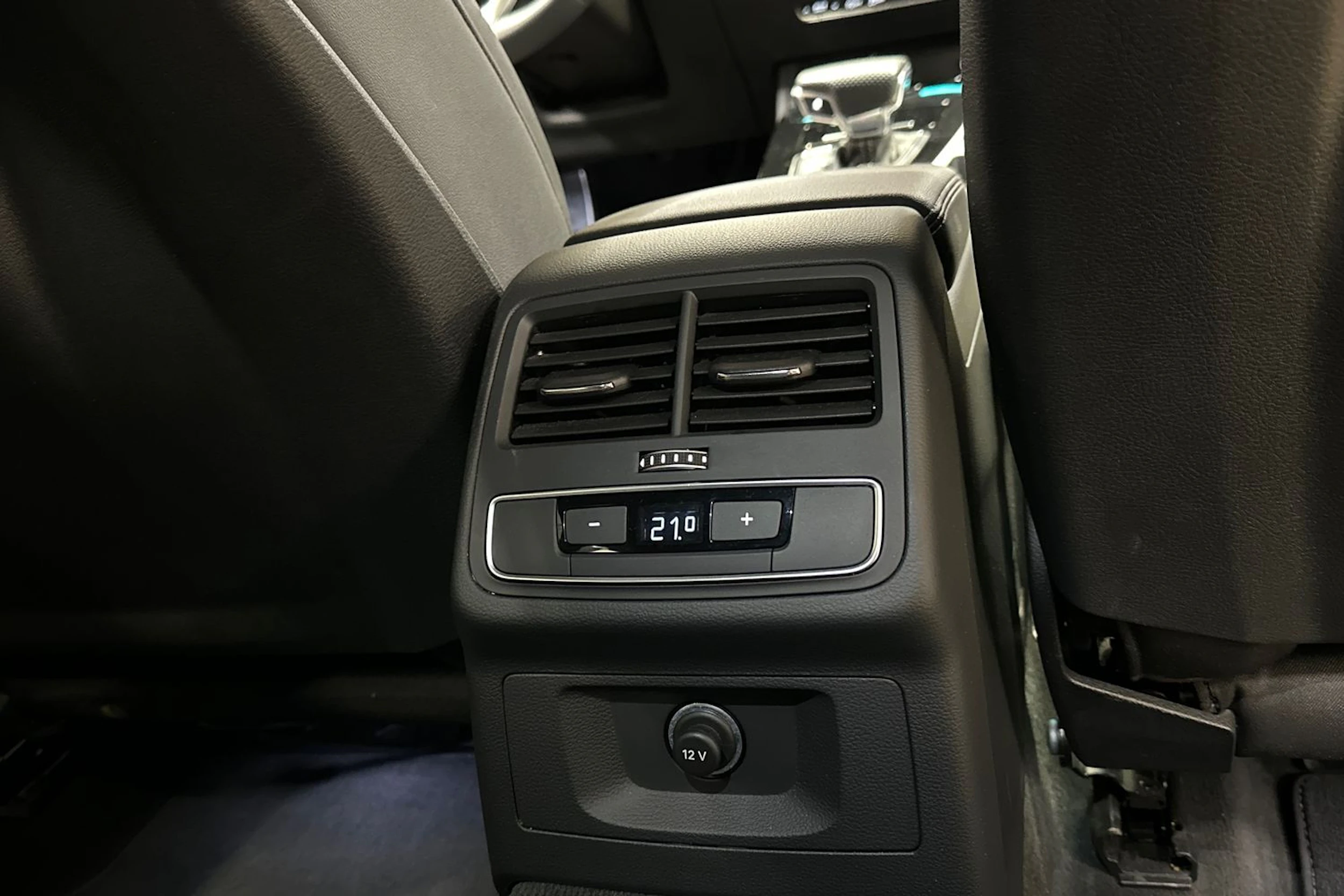 musta Audi A4 2023 kuva 12.