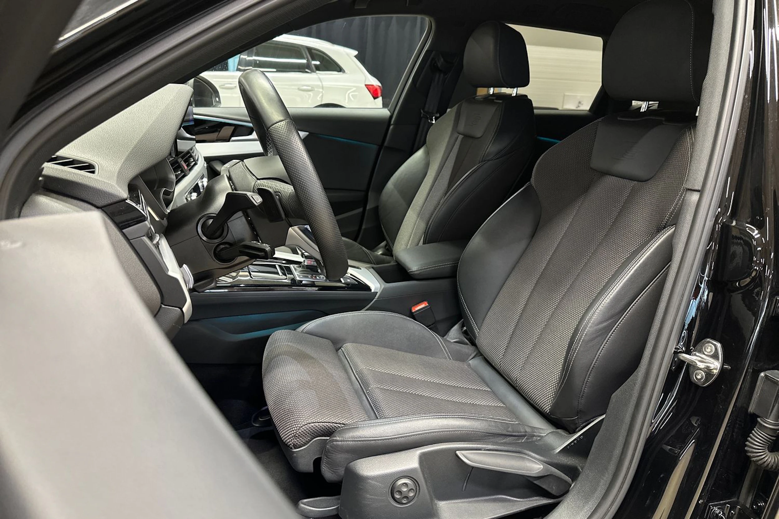 musta Audi A4 2023 kuva 13.