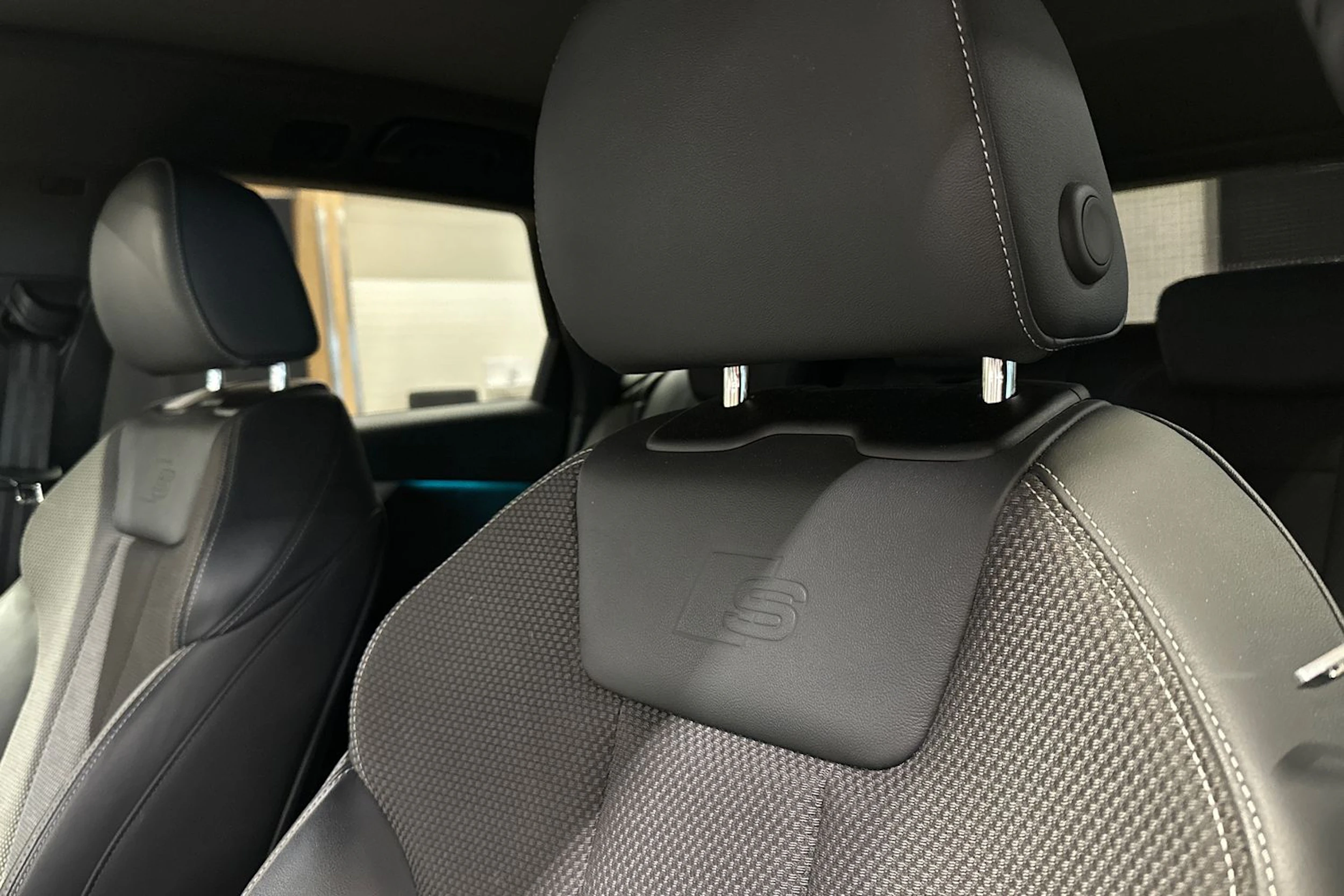 musta Audi A4 2023 kuva 14.