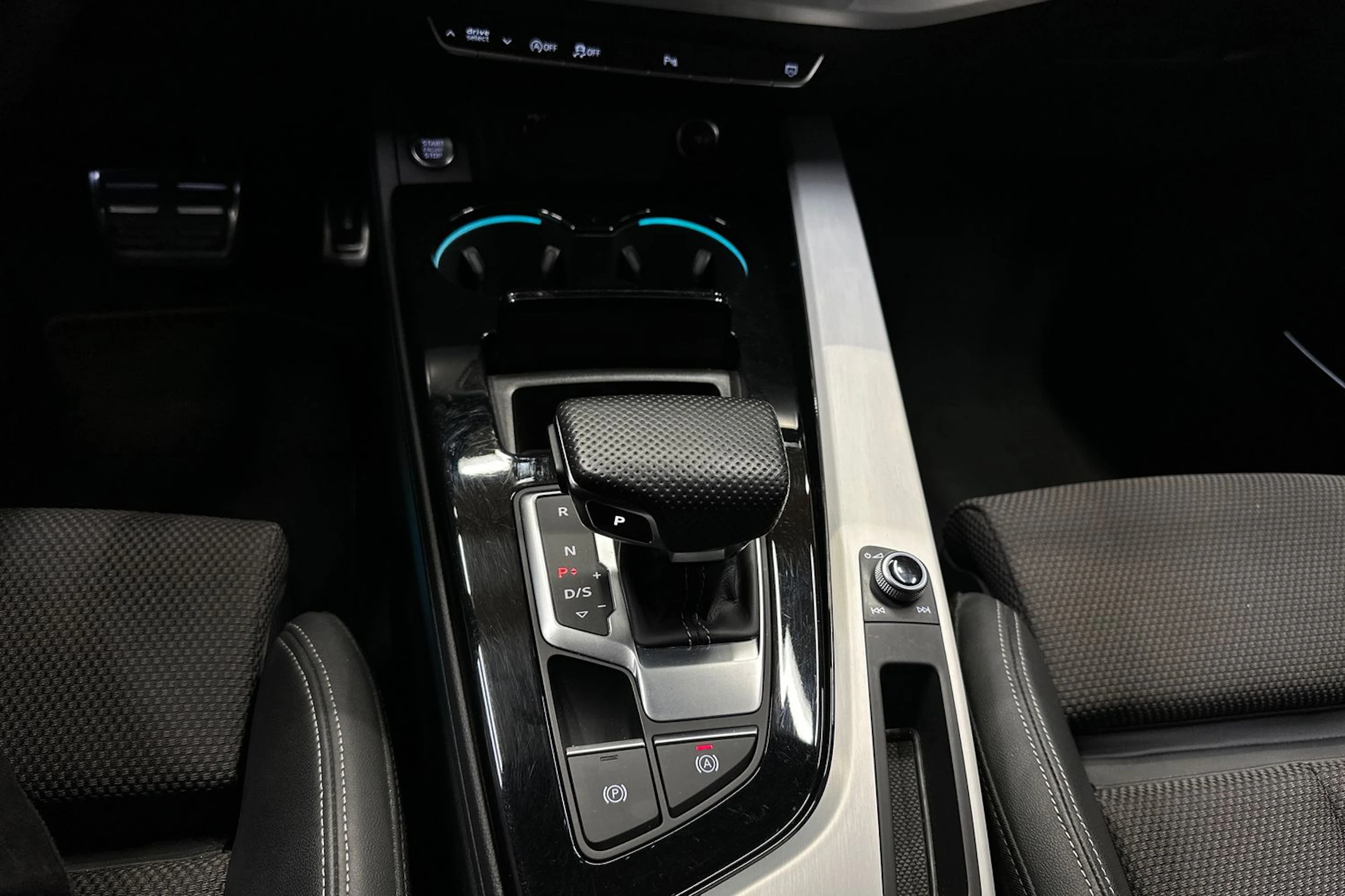 musta Audi A4 2023 kuva 22.