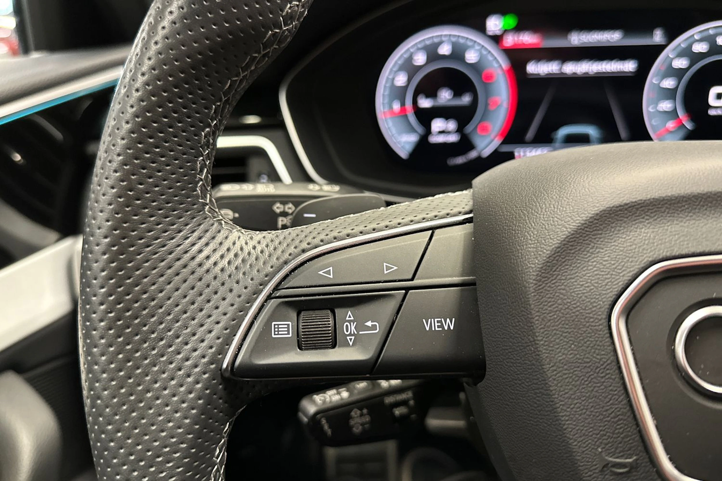 musta Audi A4 2023 kuva 27.