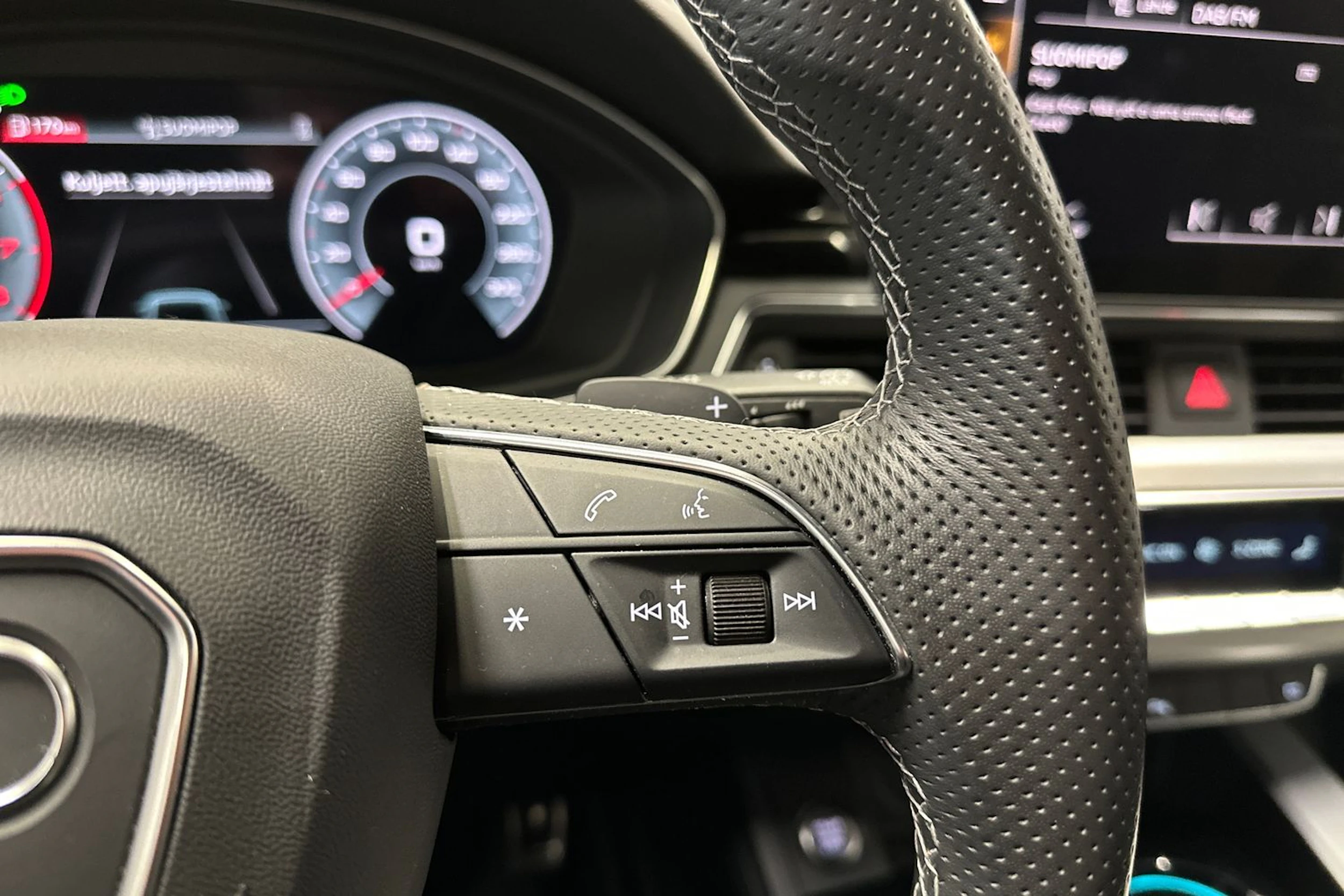 musta Audi A4 2023 kuva 28.