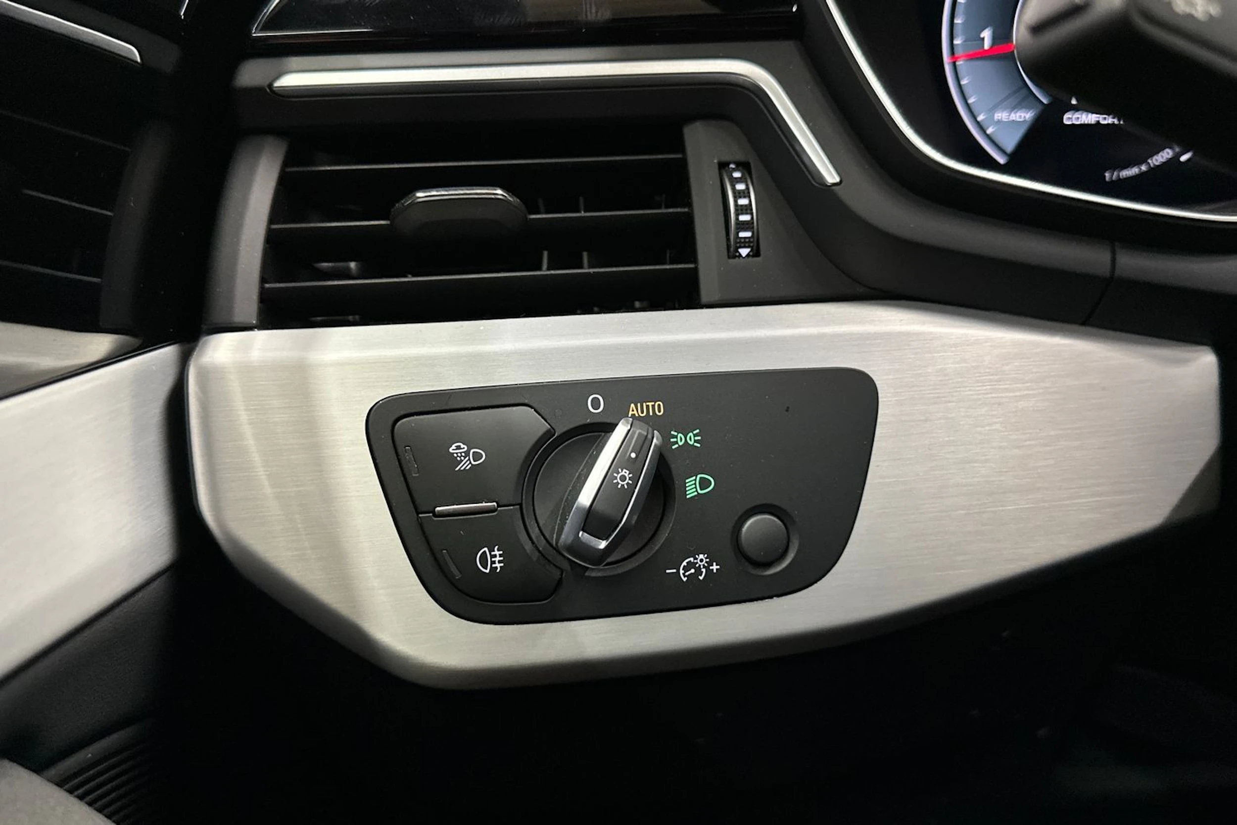 musta Audi A4 2023 kuva 29.