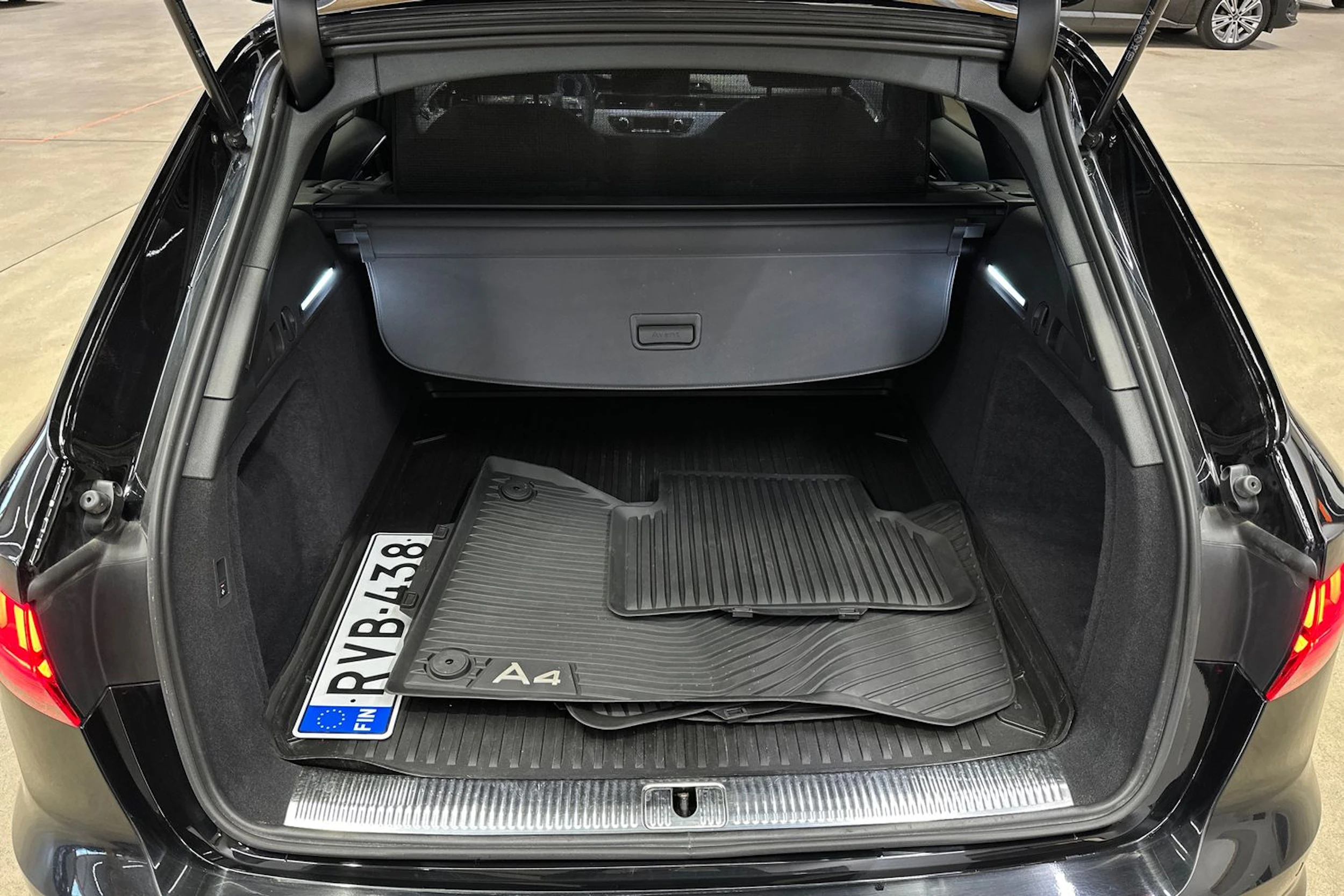 musta Audi A4 2023 kuva 30.