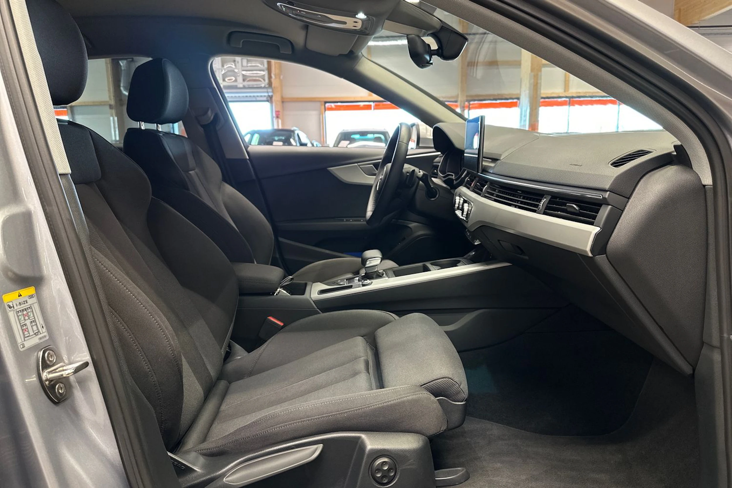 harmaa Audi A4 2023 kuva 15.