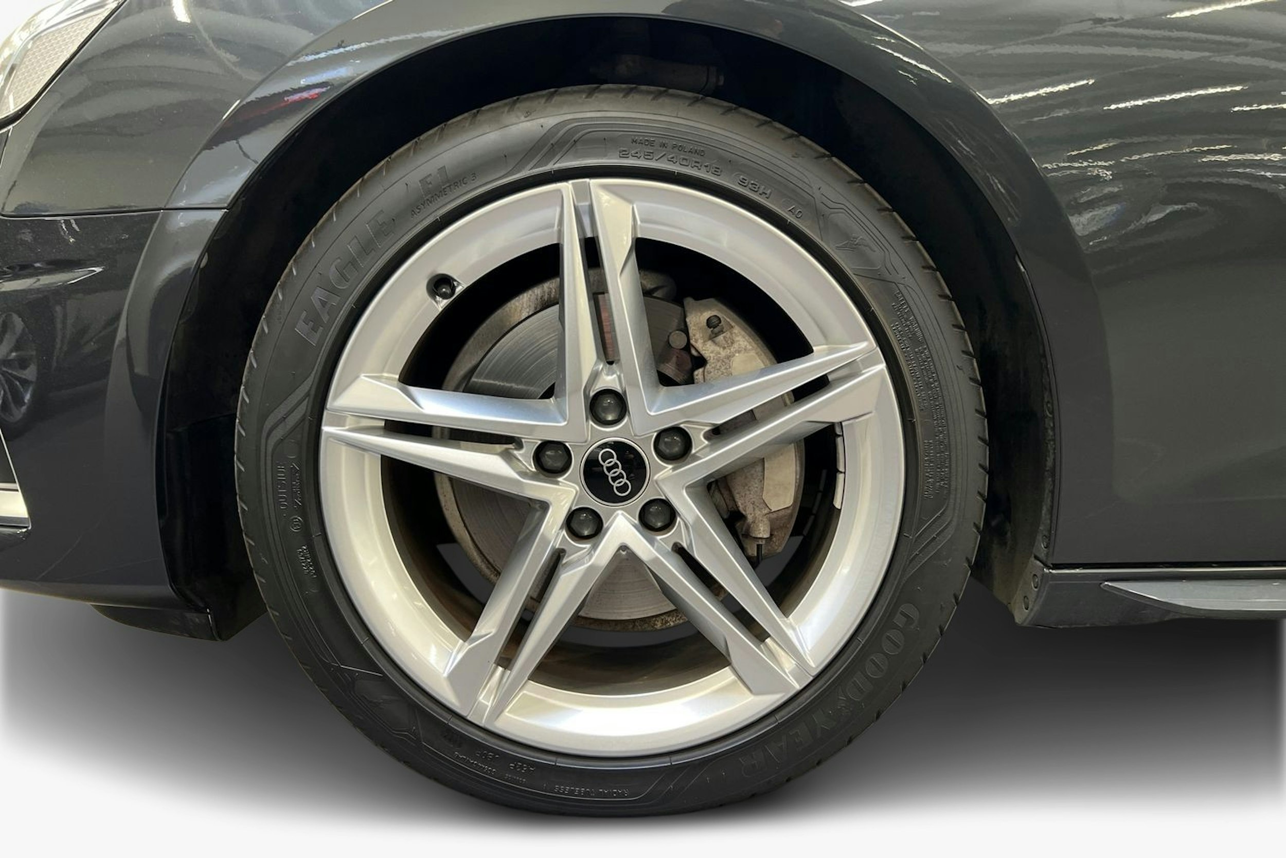 harmaa Audi A4 2023 kuva 11.