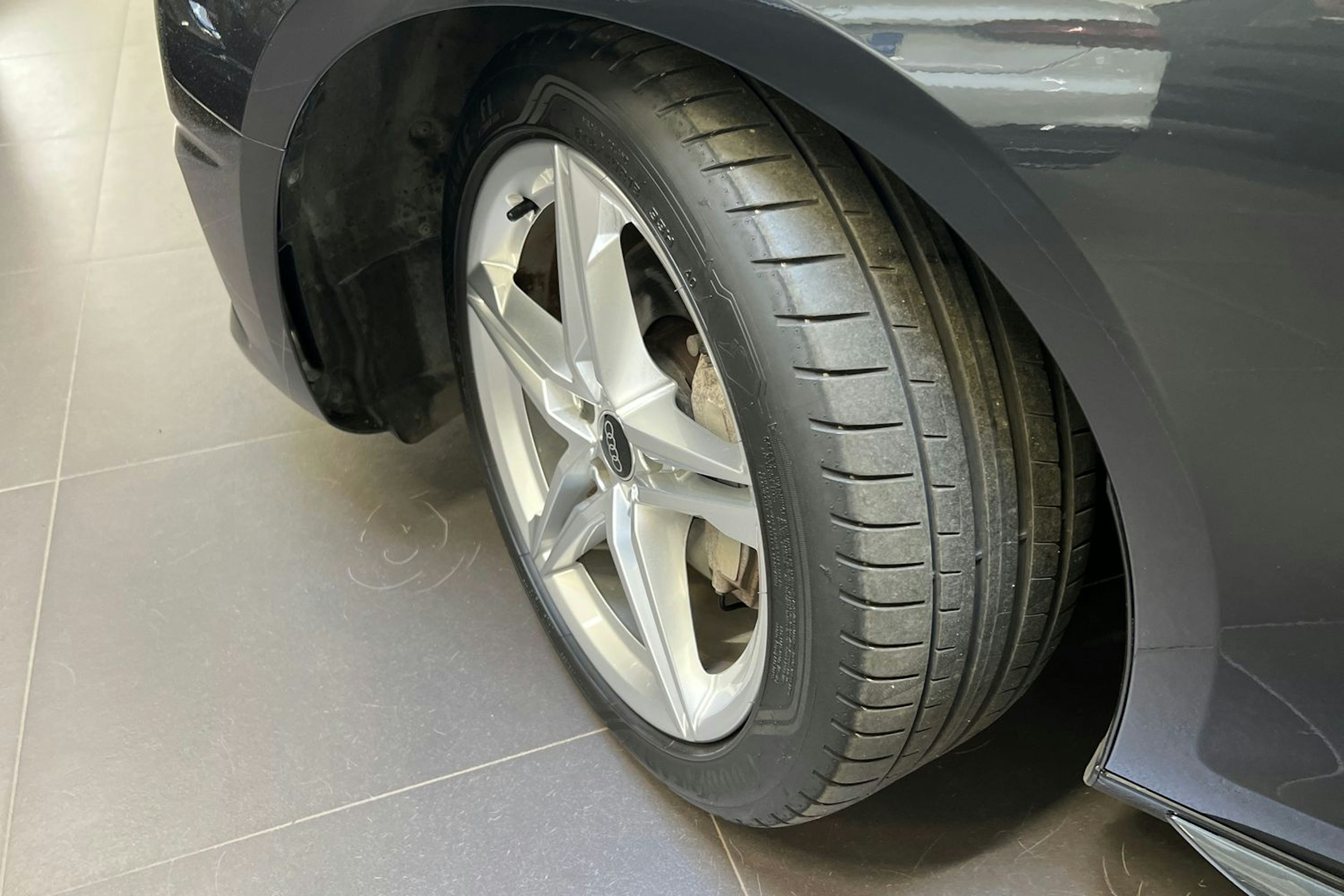 harmaa Audi A4 2023 kuva 12.