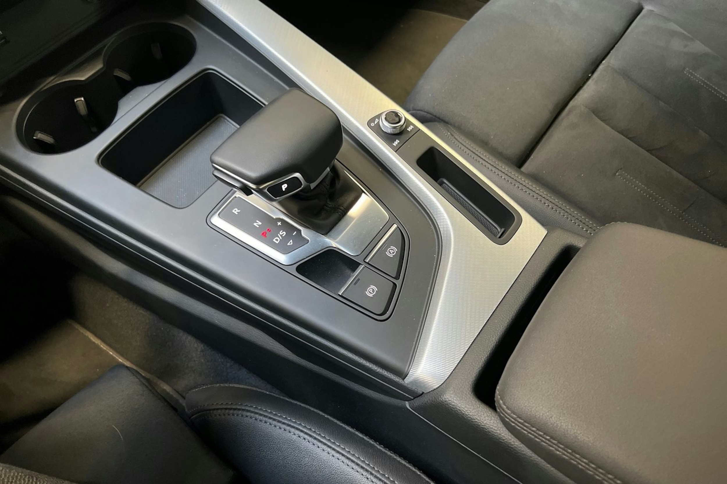 harmaa Audi A4 2023 kuva 24.