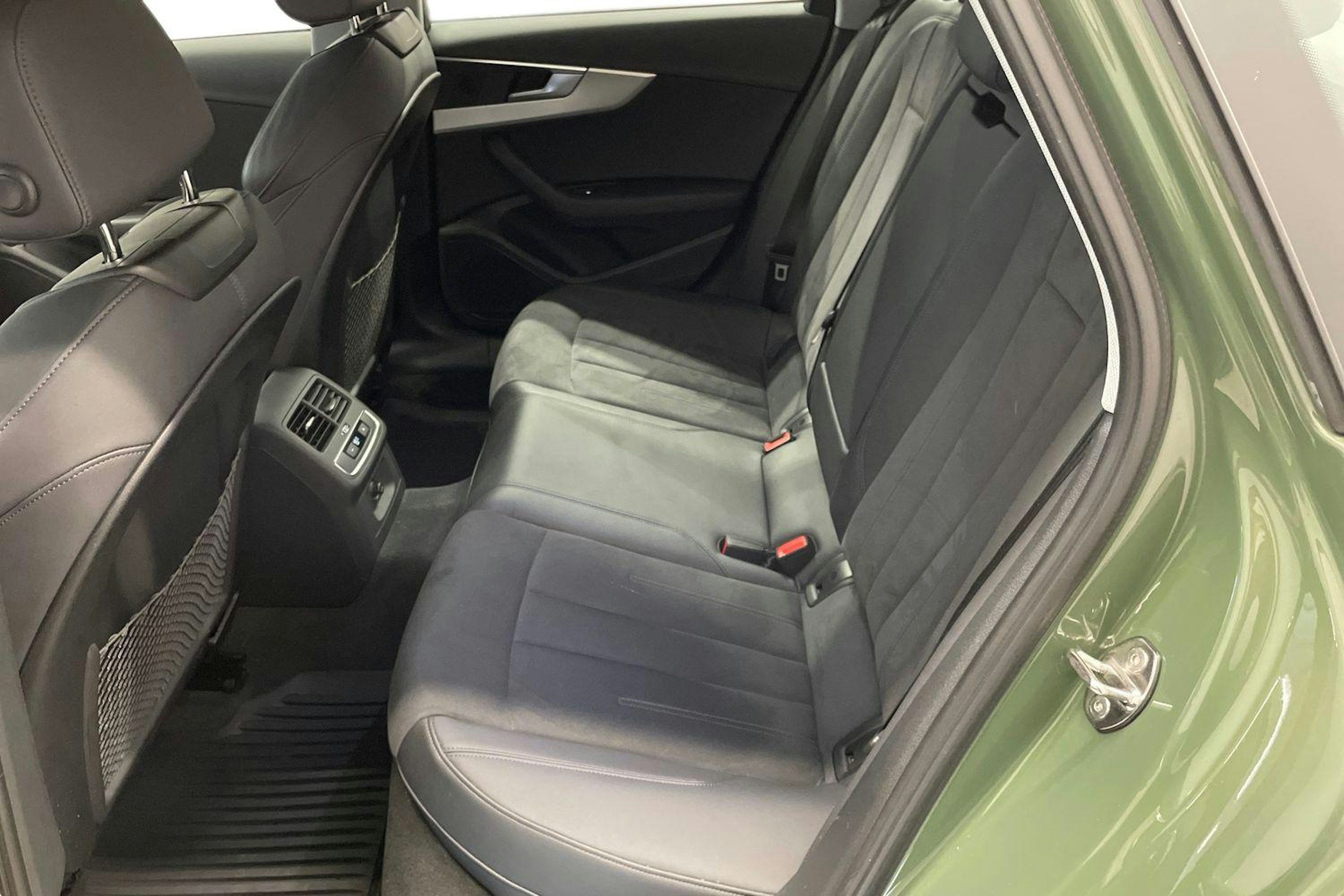 vihreä Audi A4 2023 kuva 8.