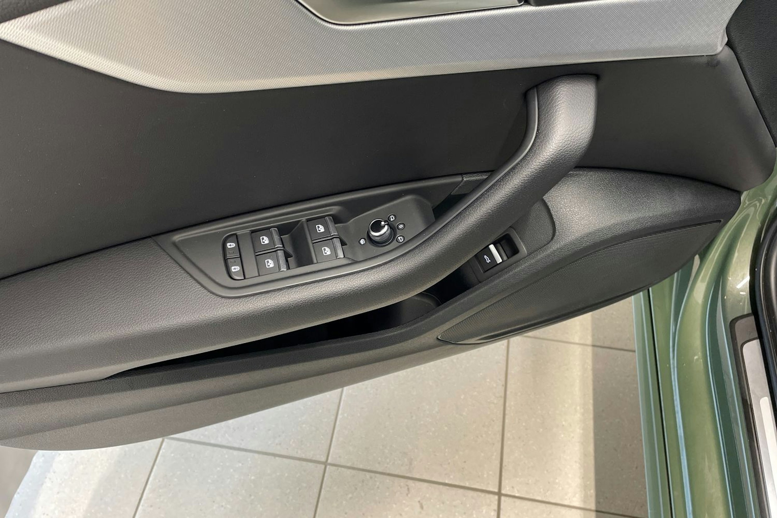 vihreä Audi A4 2023 kuva 16.