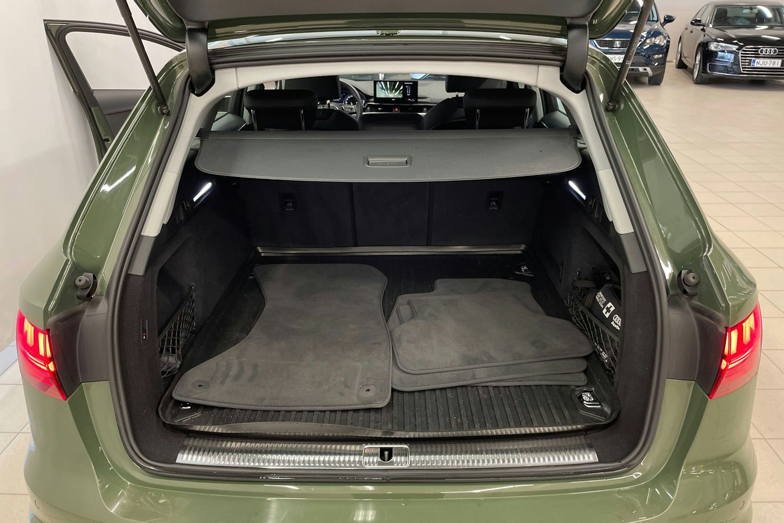 vihreä Audi A4 2023 kuva 17.