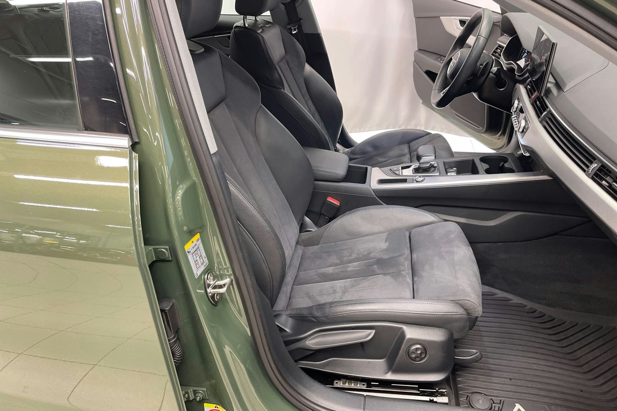 vihreä Audi A4 2023 kuva 21.