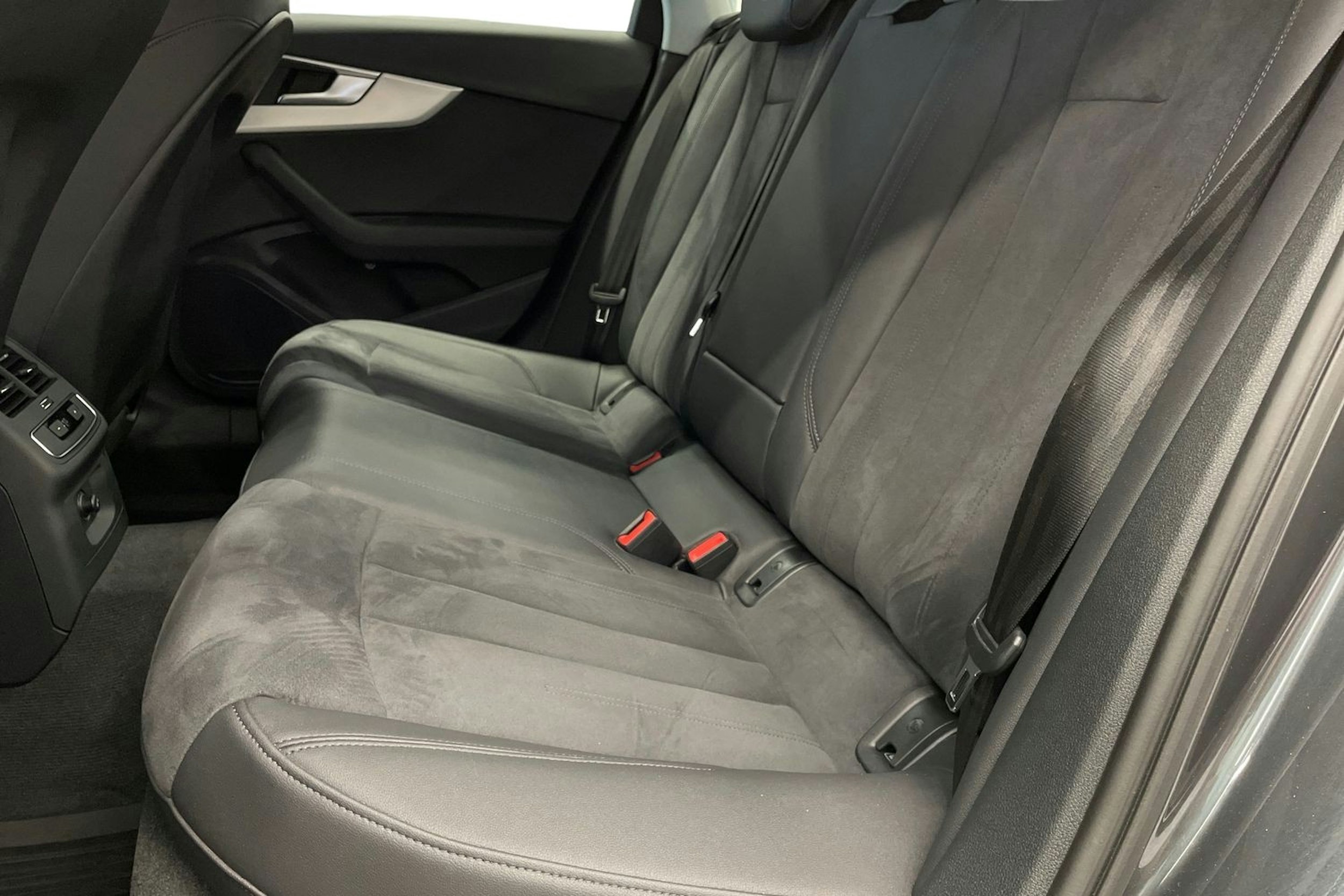 harmaa Audi A4 2023 kuva 10.