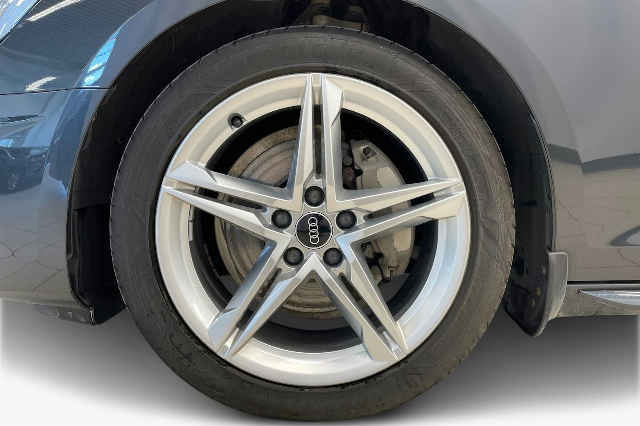 harmaa Audi A4 2023 kuva 11.