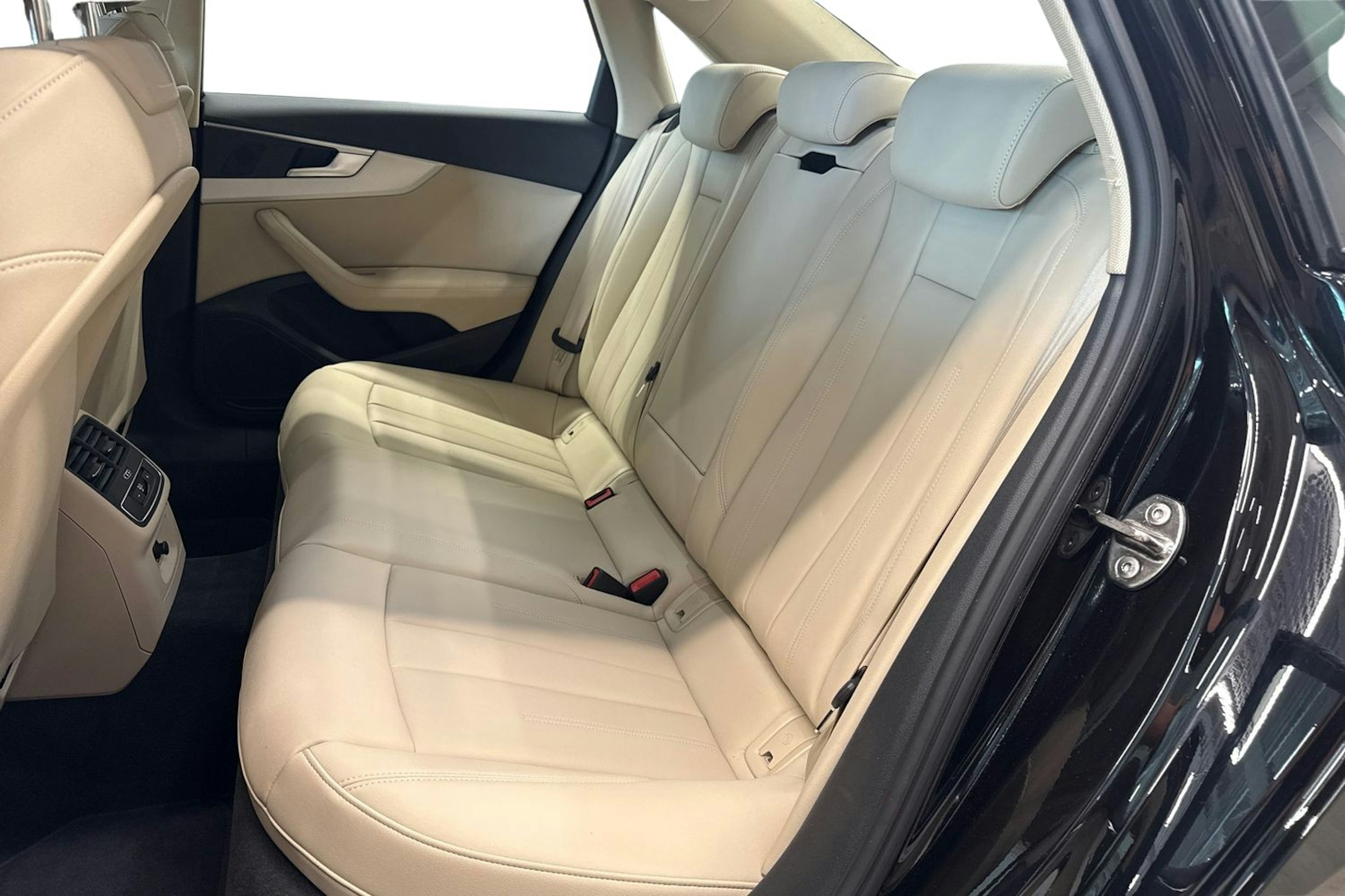musta Audi A4 2023 kuva 10.