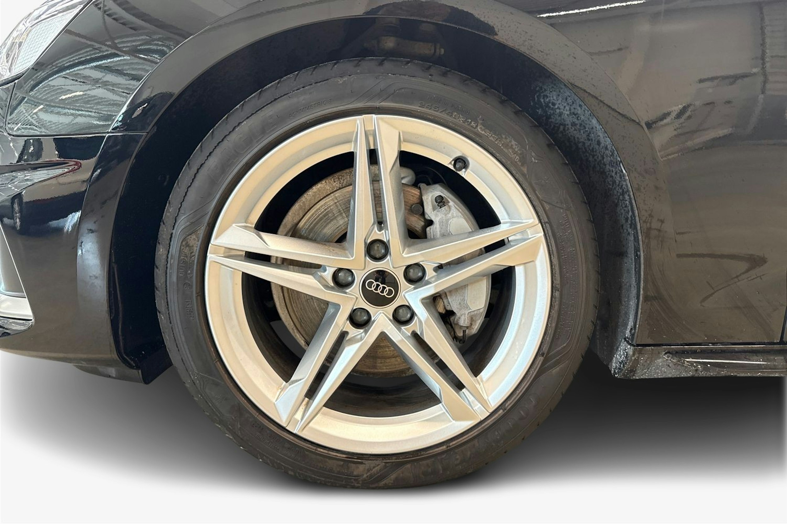 musta Audi A4 2023 kuva 11.