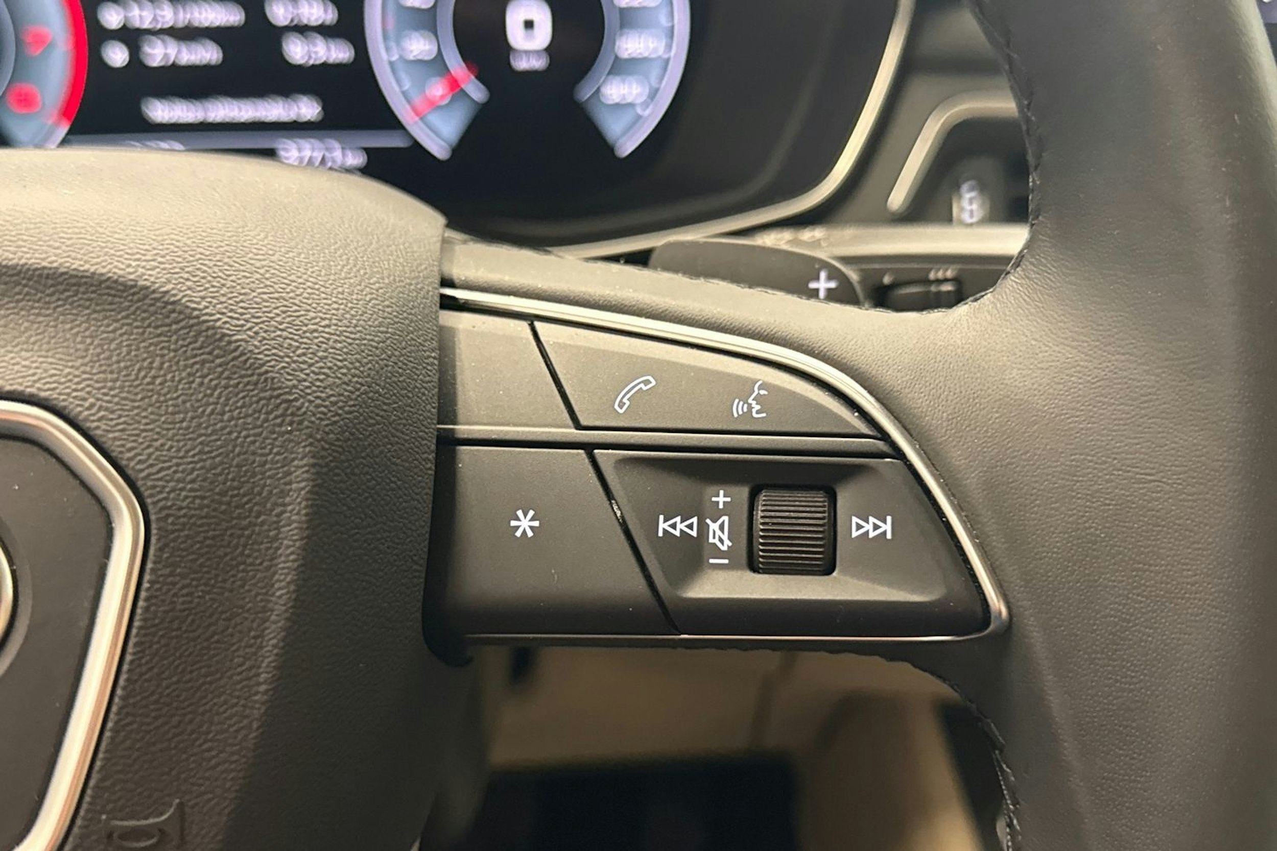 musta Audi A4 2023 kuva 16.
