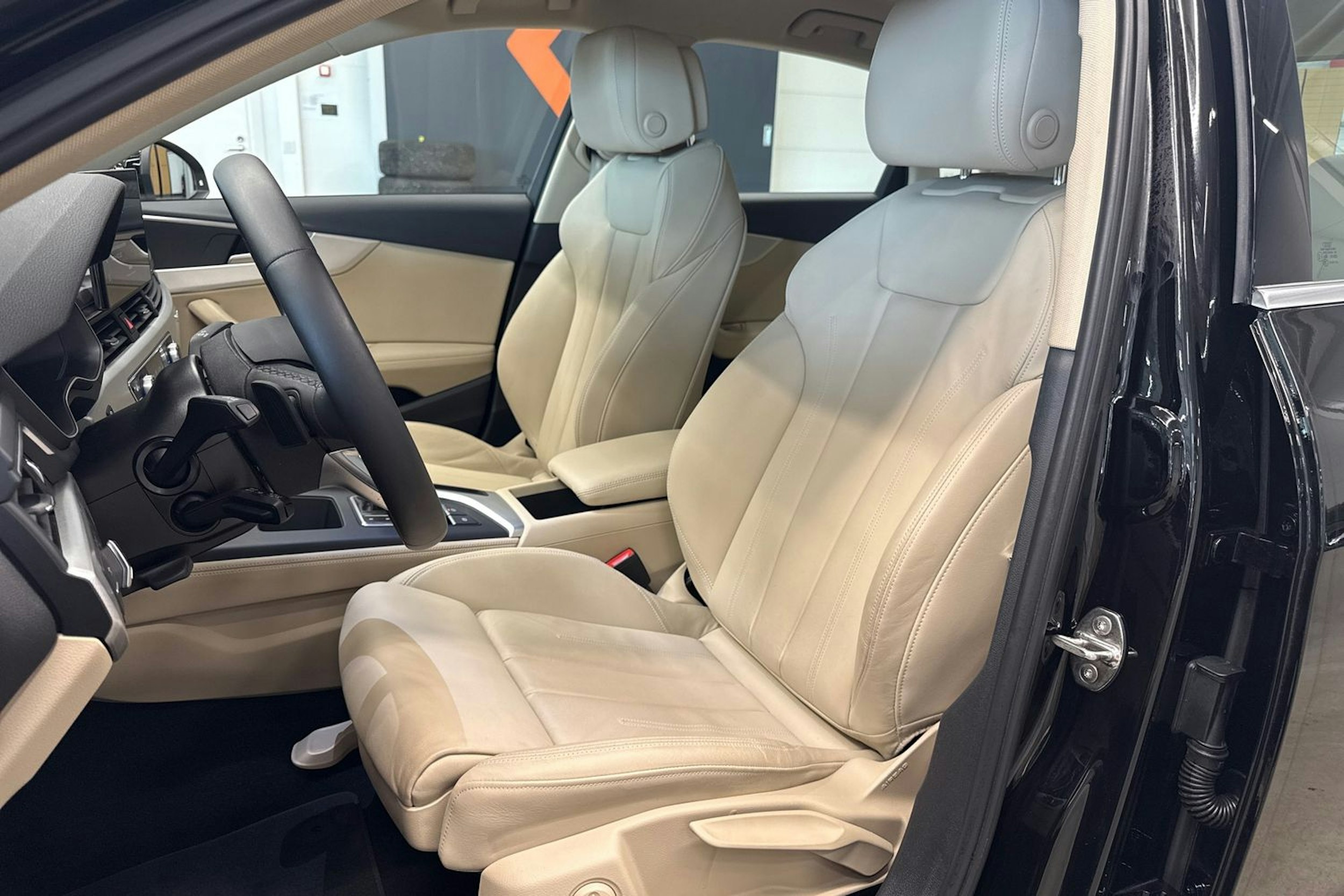 musta Audi A4 2023 kuva 26.