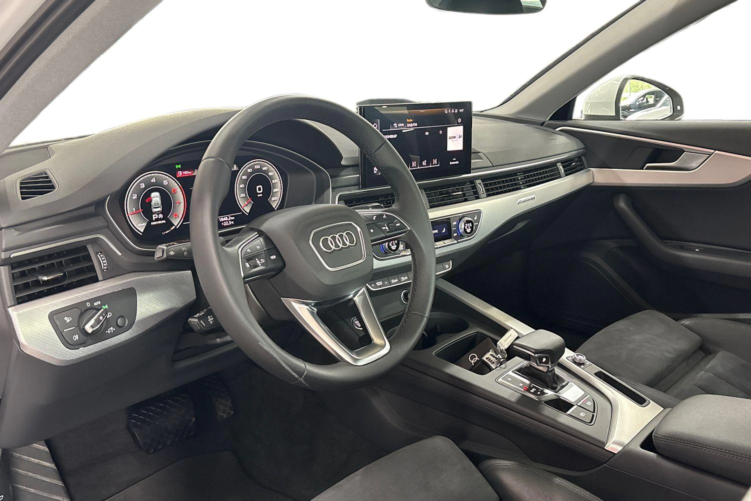 Valkoinen Audi A4 2023 kuva 6.